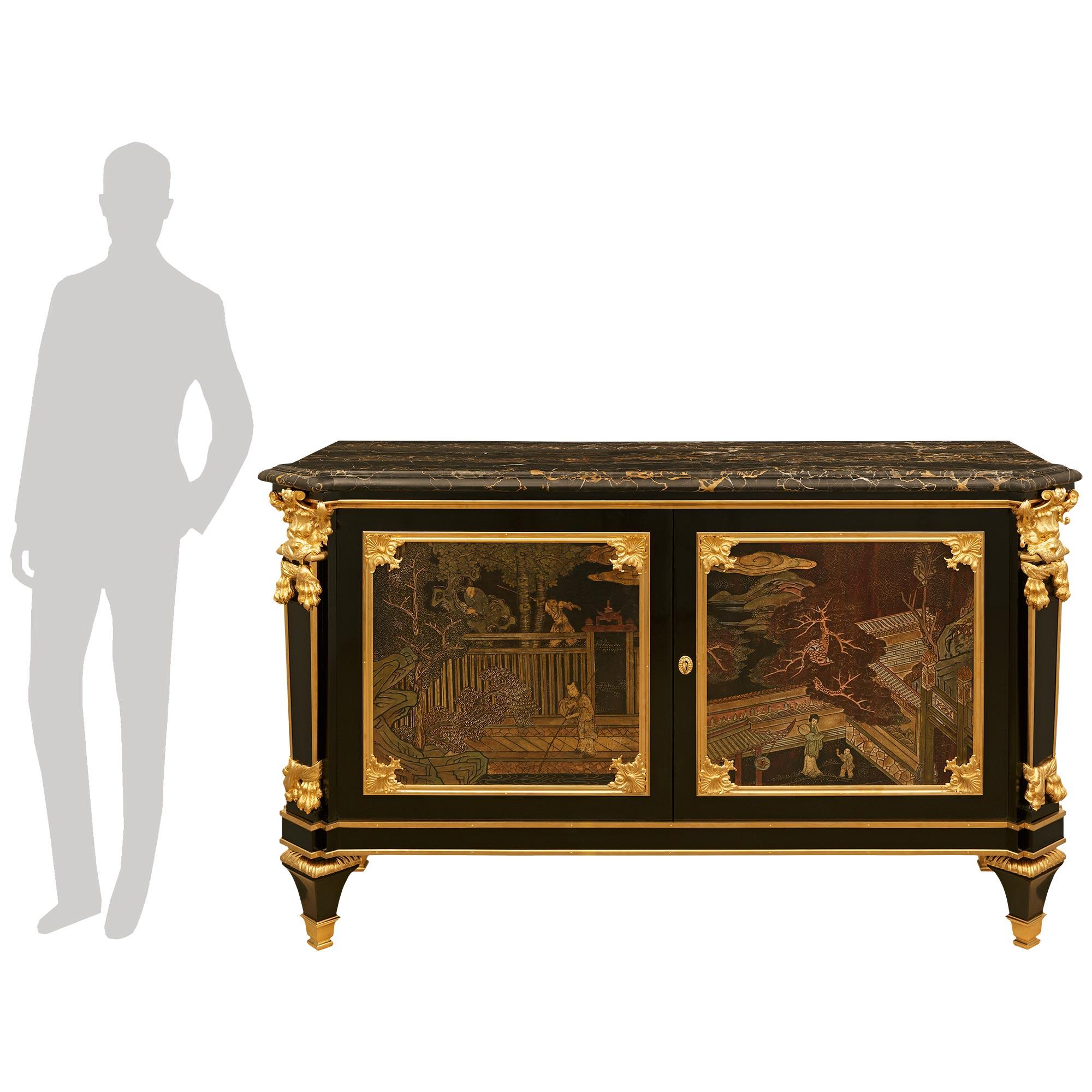 Uno spettacolare e impressionante mobile francese del XIX secolo in stile Belle Epoque, in ebano, Coromandel, Ormolu e marmo Portoro. Questa eccezionale Commode A Porte (commode con porte) è sollevata su quattro belle gambe quadrate affusolate con