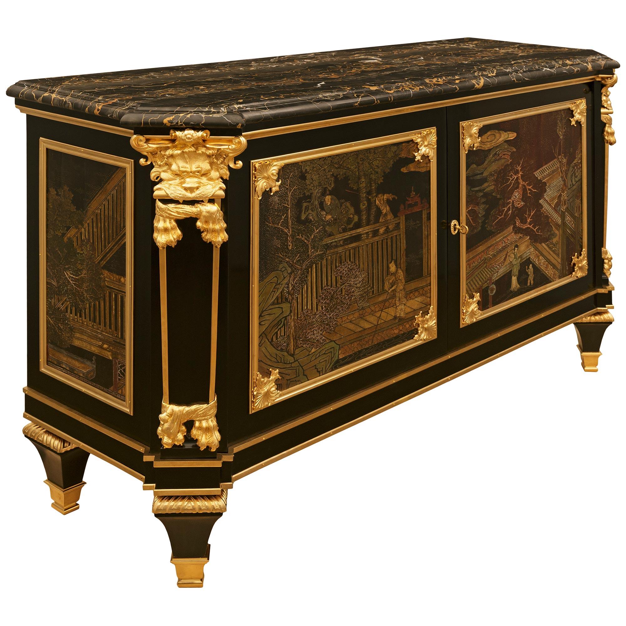 Francese Armadio francese del XIX secolo in ebano, Coromandel, Ormolu e marmo in vendita