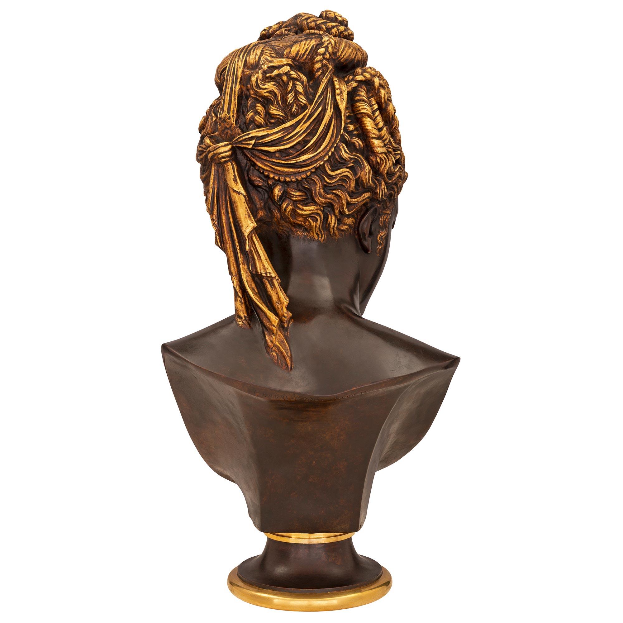 Français Buste de style néo-égyptien français du 19ème siècle en bronze et bronze doré en vente