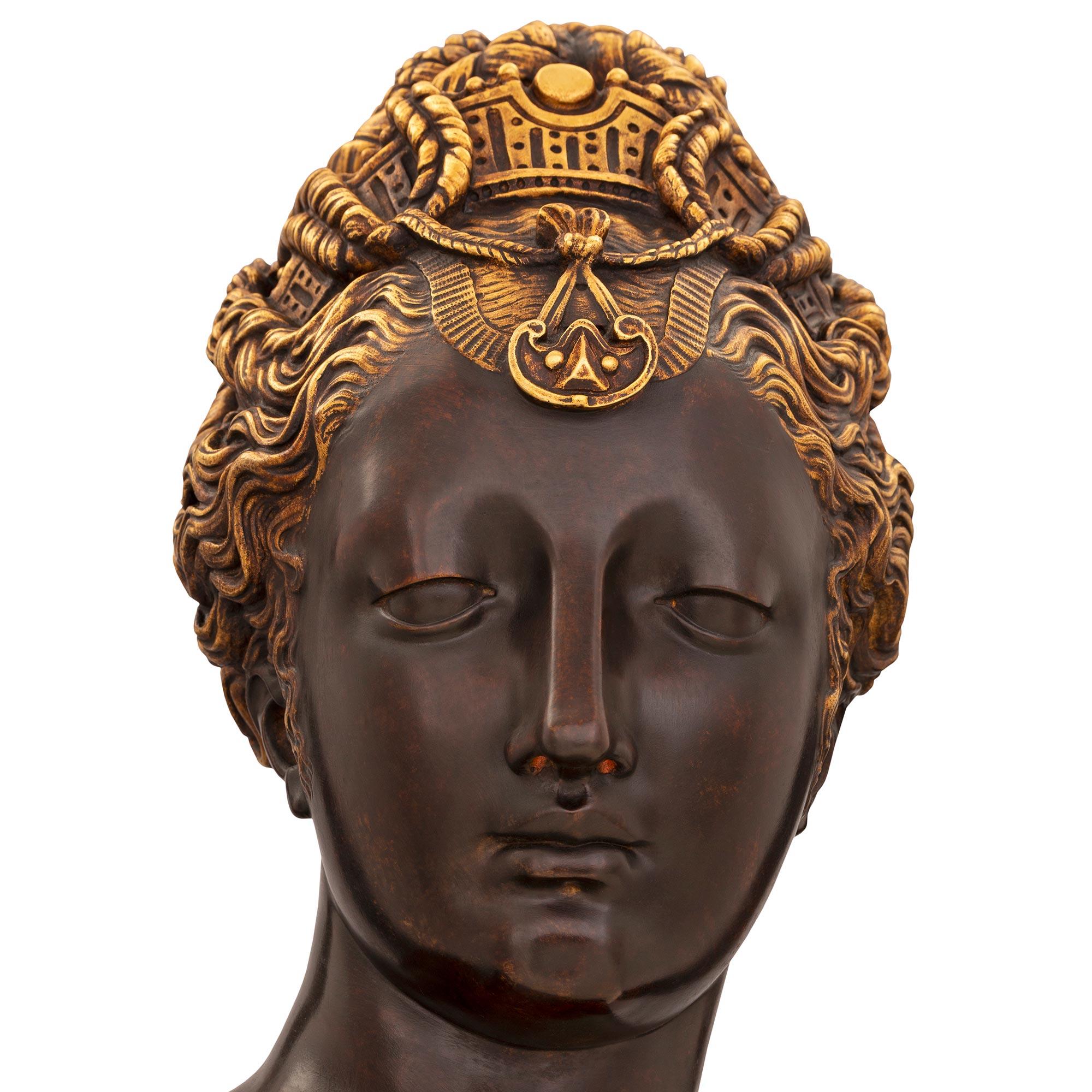 Patiné Buste de style néo-égyptien français du 19ème siècle en bronze et bronze doré en vente