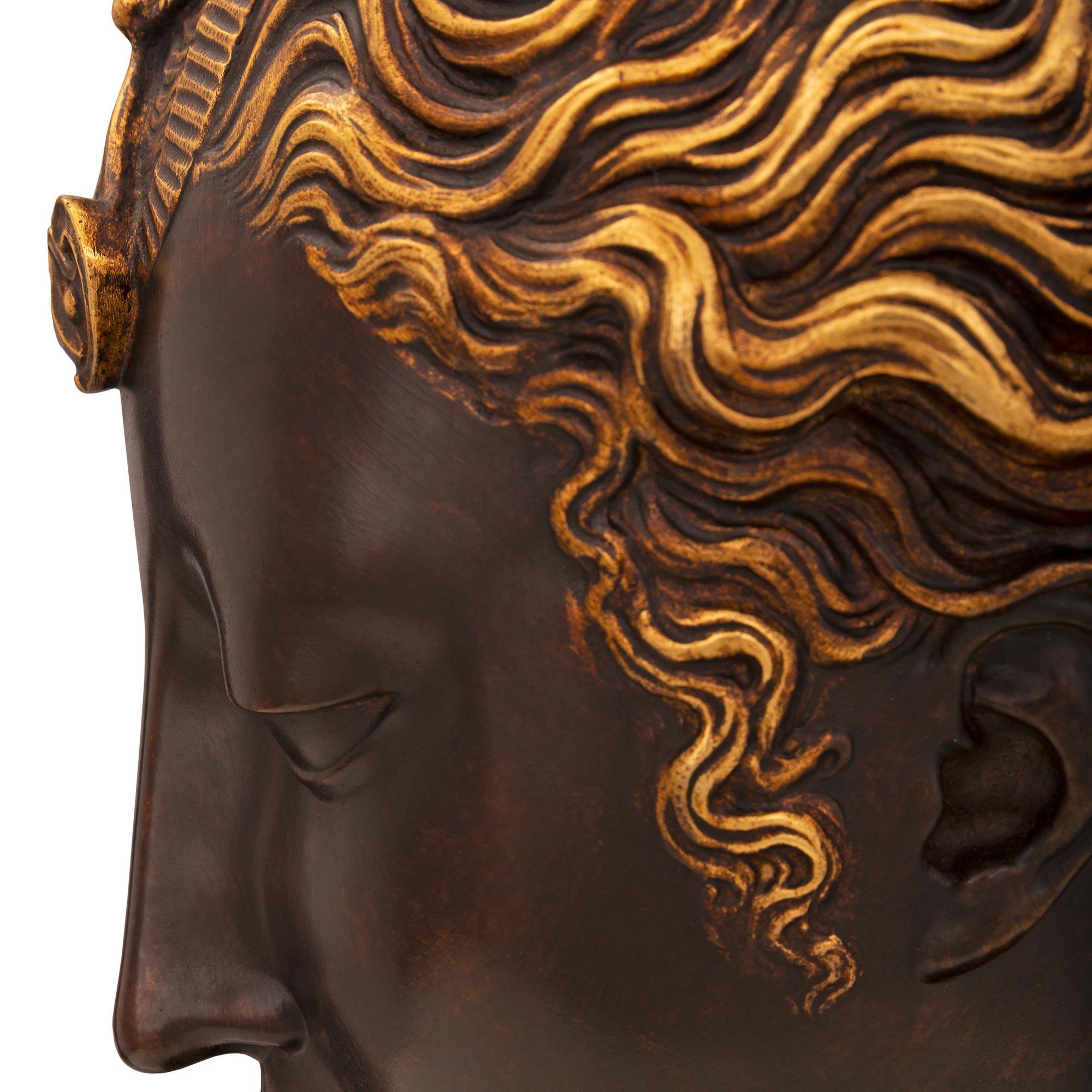 XIXe siècle Buste de style néo-égyptien français du 19ème siècle en bronze et bronze doré en vente