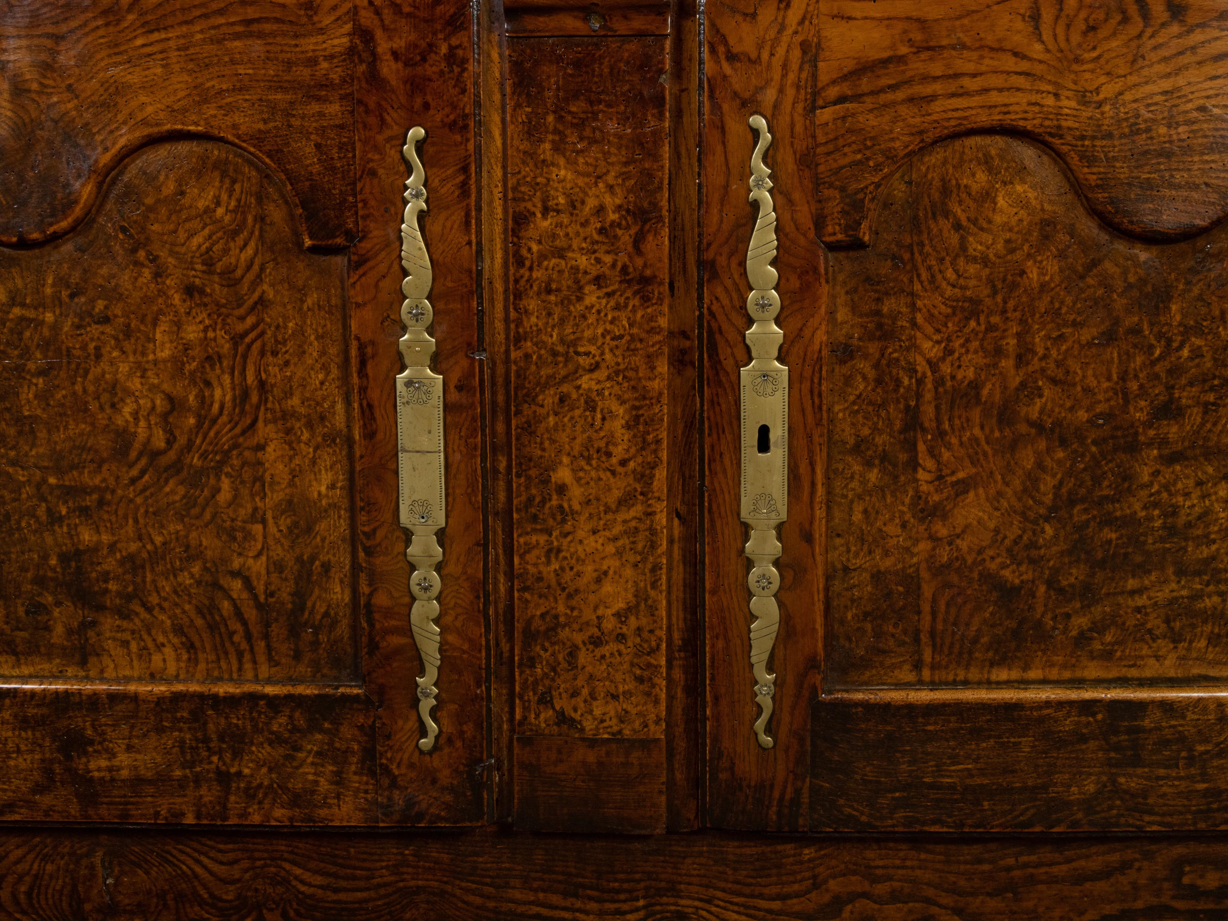 Elfenbeinfarbenes Vaisselier aus dem 19. Jahrhundert mit offenen Einlegeböden, Türen und Schubladen im Angebot 4