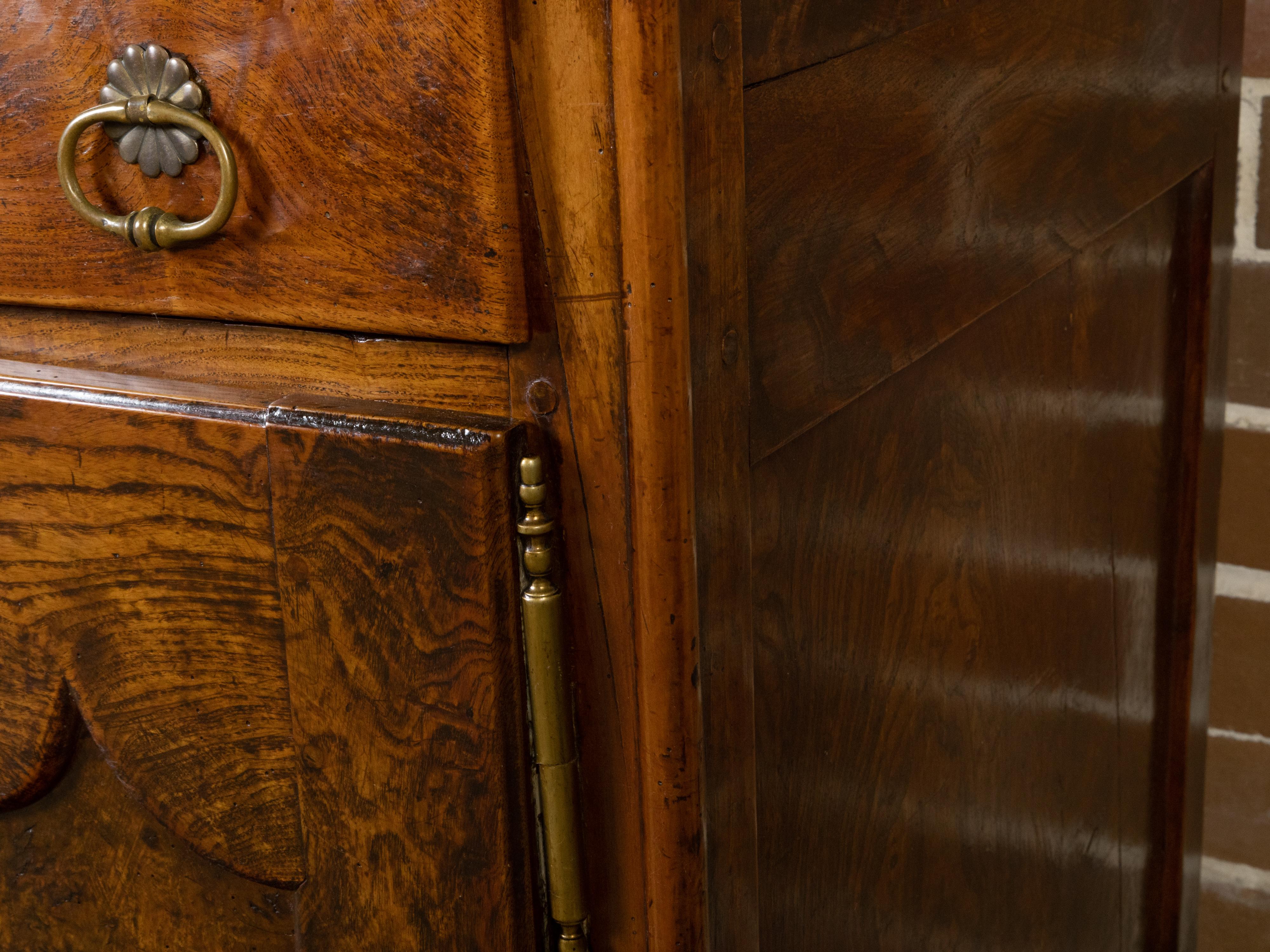 Elfenbeinfarbenes Vaisselier aus dem 19. Jahrhundert mit offenen Einlegeböden, Türen und Schubladen im Angebot 7