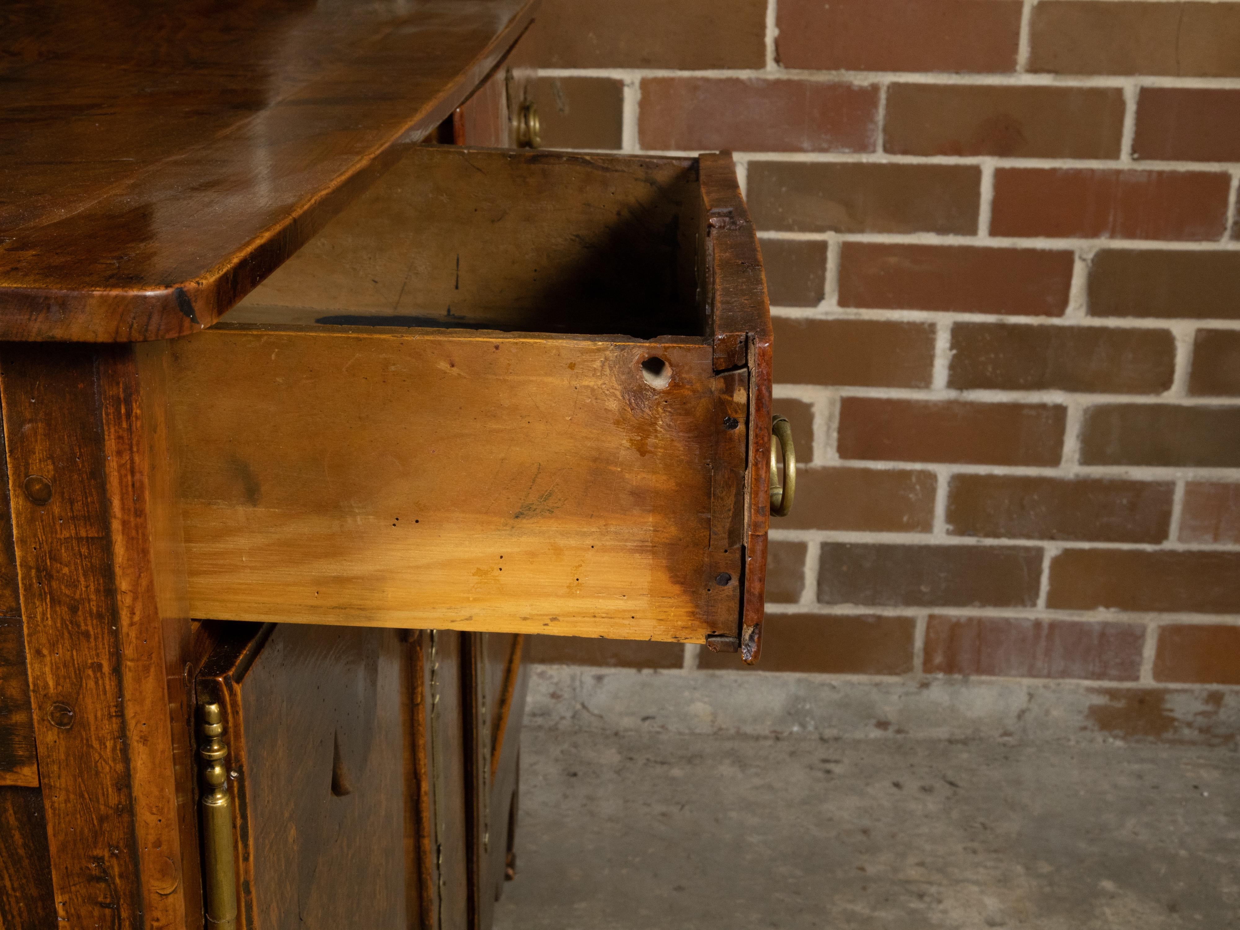 Elfenbeinfarbenes Vaisselier aus dem 19. Jahrhundert mit offenen Einlegeböden, Türen und Schubladen im Angebot 9