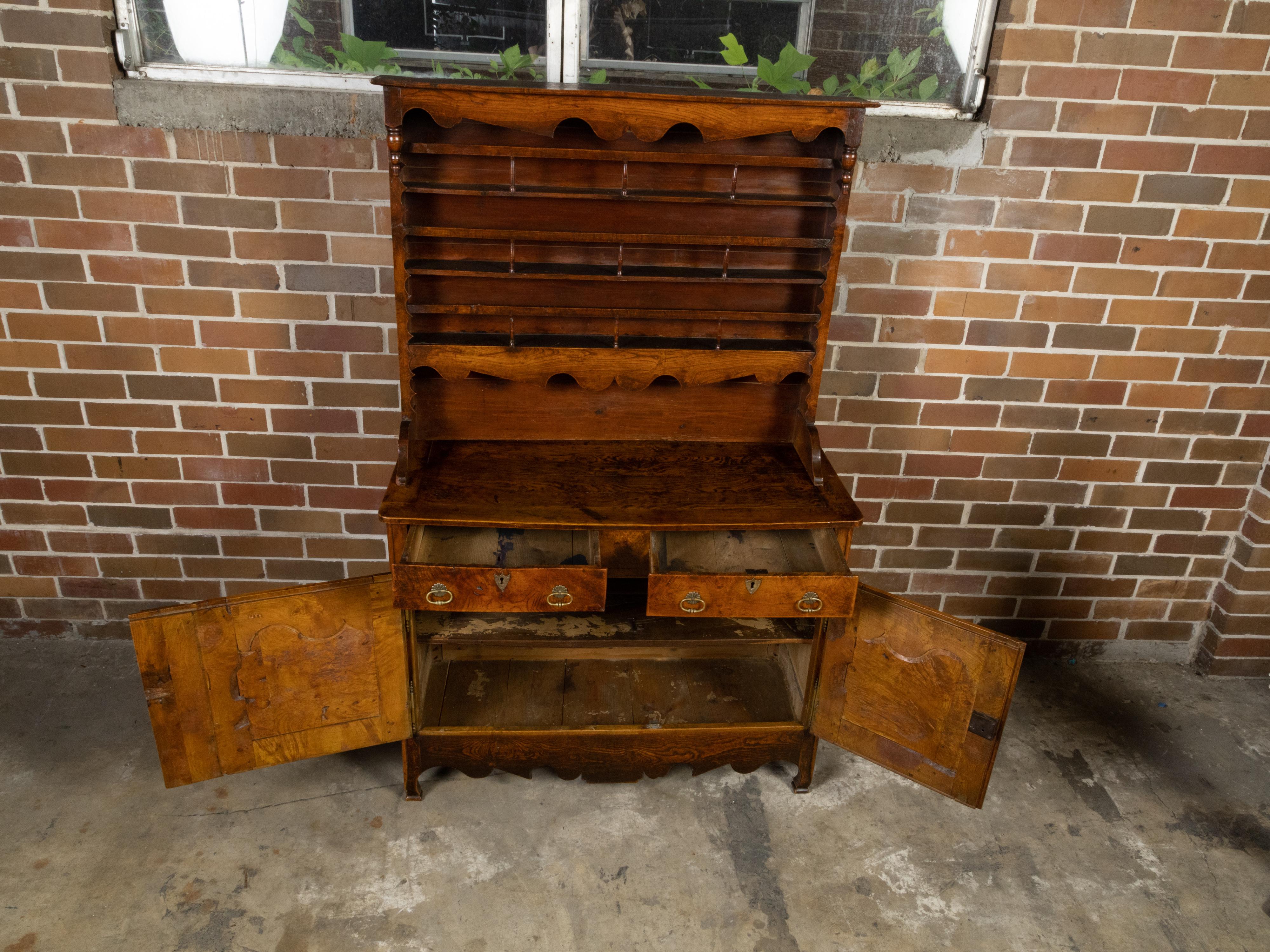 Elfenbeinfarbenes Vaisselier aus dem 19. Jahrhundert mit offenen Einlegeböden, Türen und Schubladen (Furnier) im Angebot