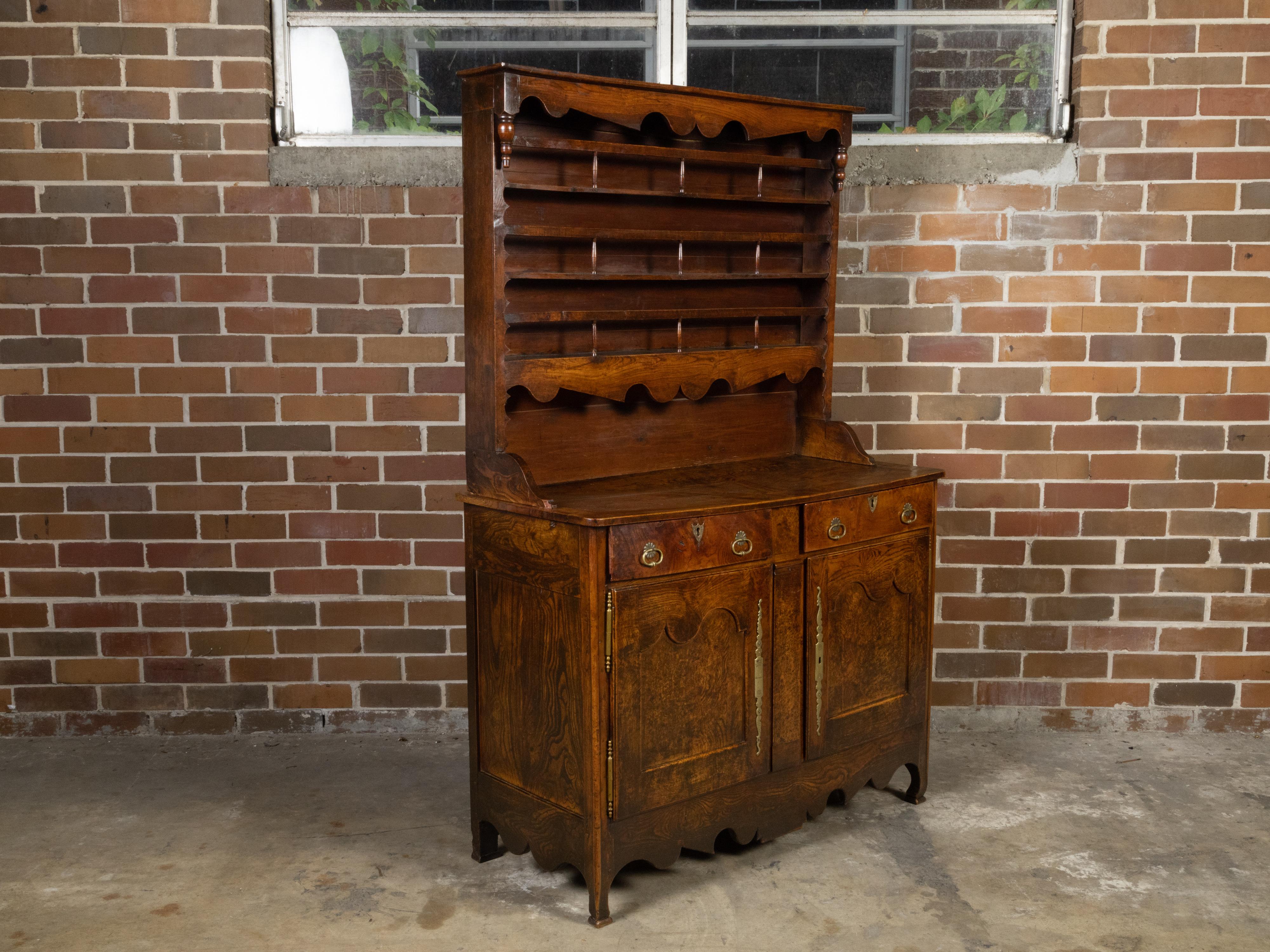 Elfenbeinfarbenes Vaisselier aus dem 19. Jahrhundert mit offenen Einlegeböden, Türen und Schubladen im Zustand „Gut“ im Angebot in Atlanta, GA