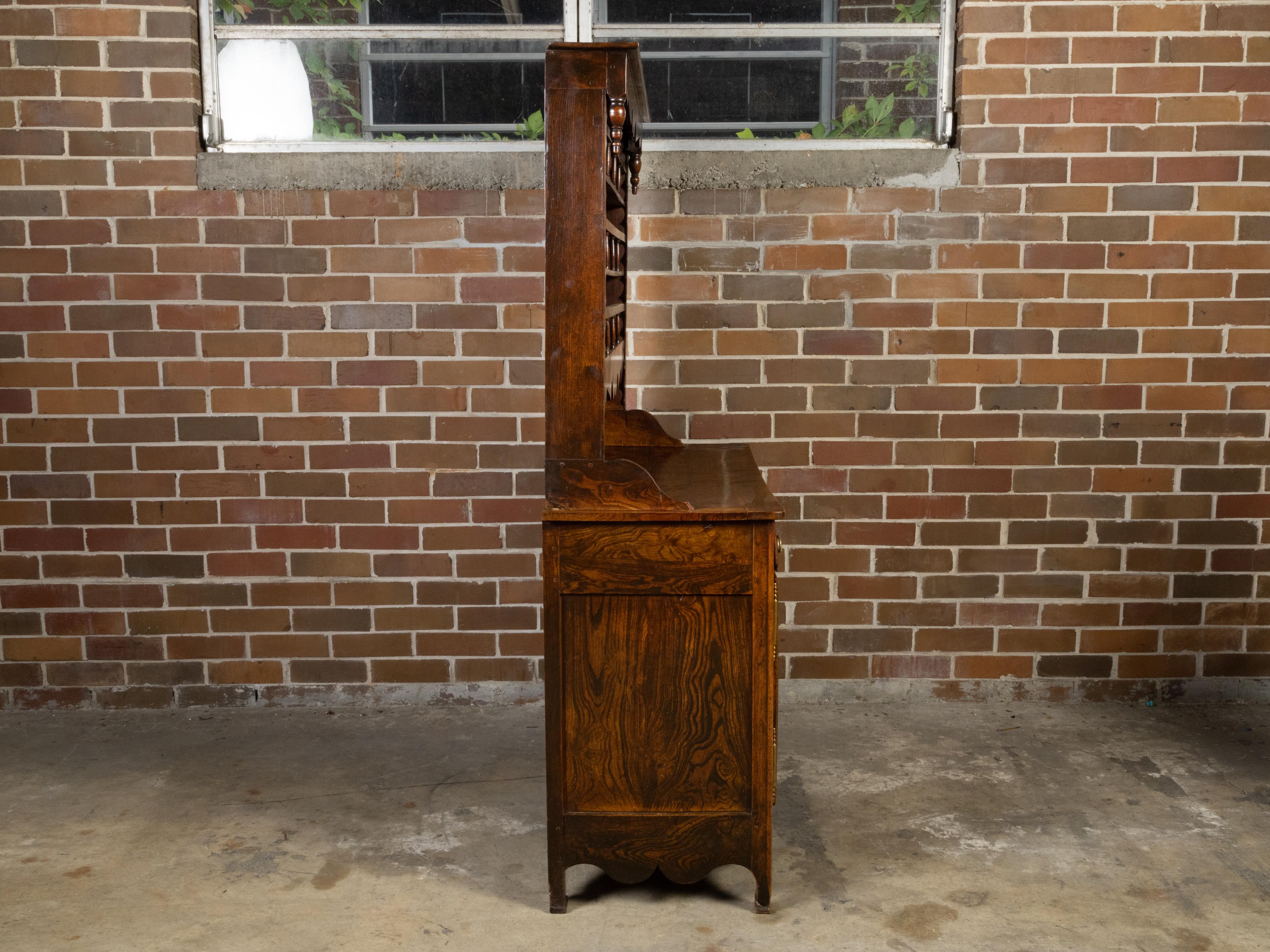 Elfenbeinfarbenes Vaisselier aus dem 19. Jahrhundert mit offenen Einlegeböden, Türen und Schubladen (Messing) im Angebot