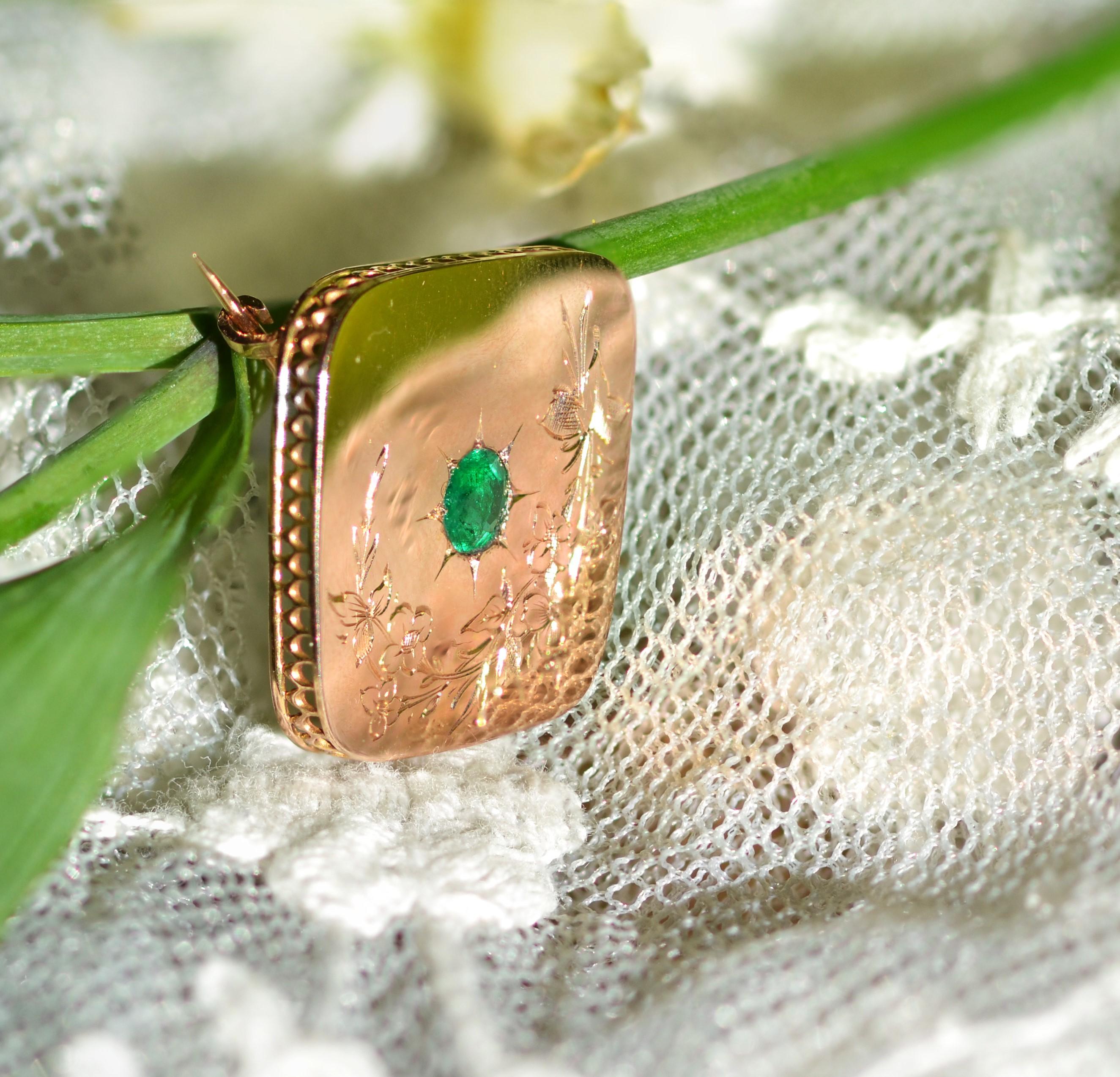 French 19th Century Emerald 18 Karat Rose Gold Brooch For Sale 3