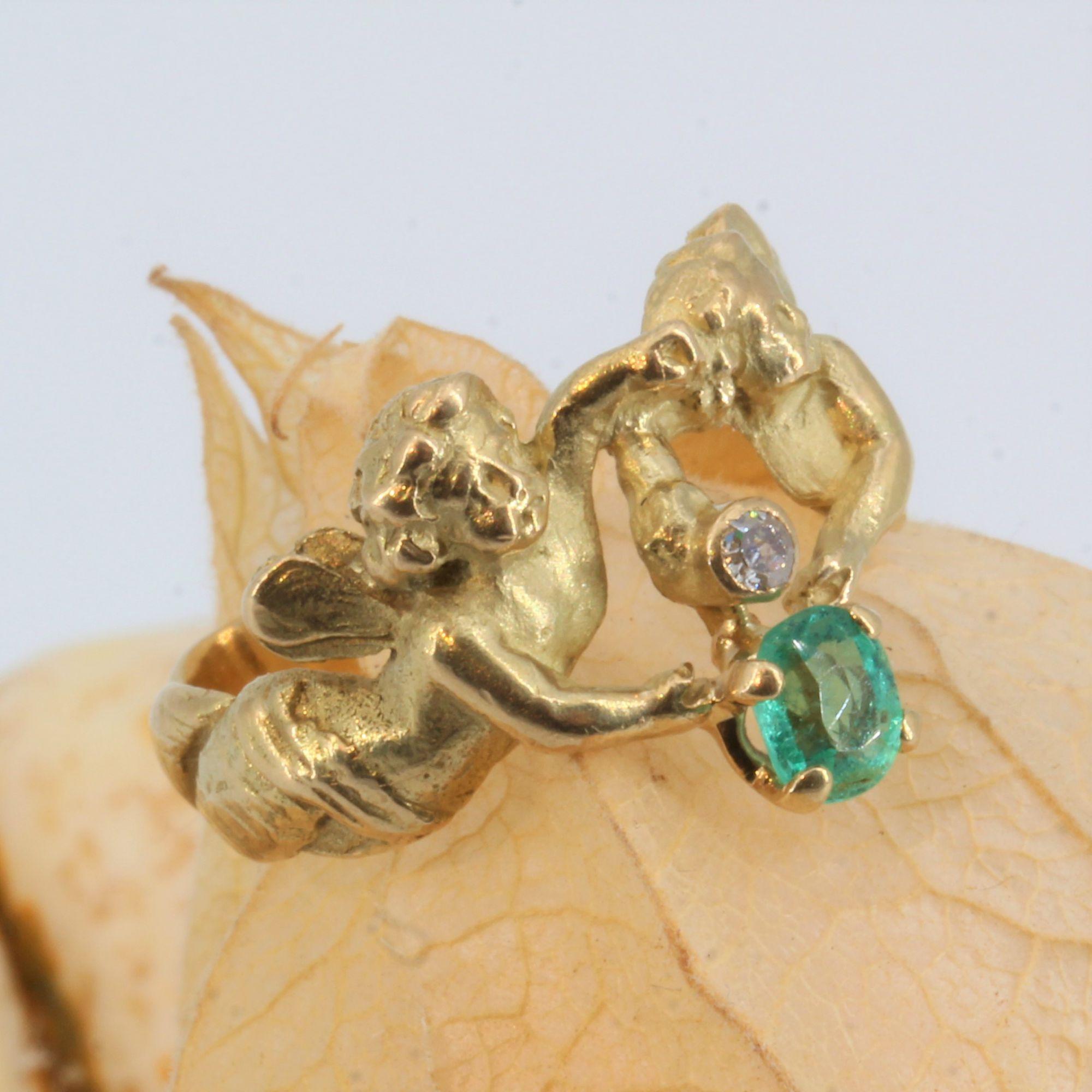 French 19th Century Emerald Diamond 18 Karat Yellow Gold Cherubs Ring 4