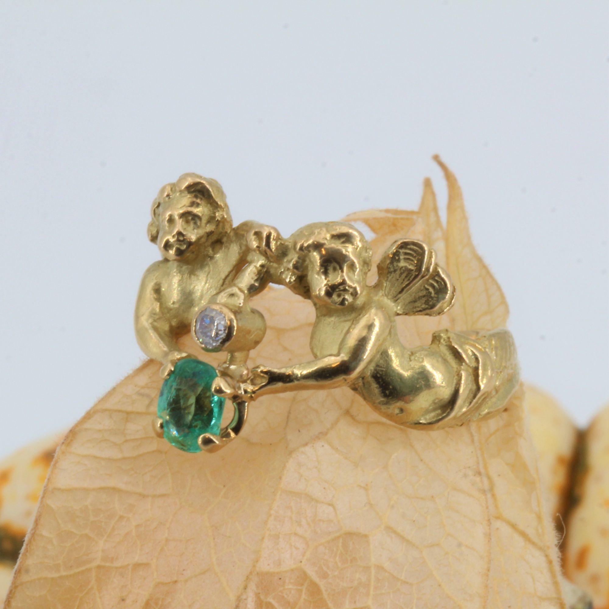French 19th Century Emerald Diamond 18 Karat Yellow Gold Cherubs Ring 5
