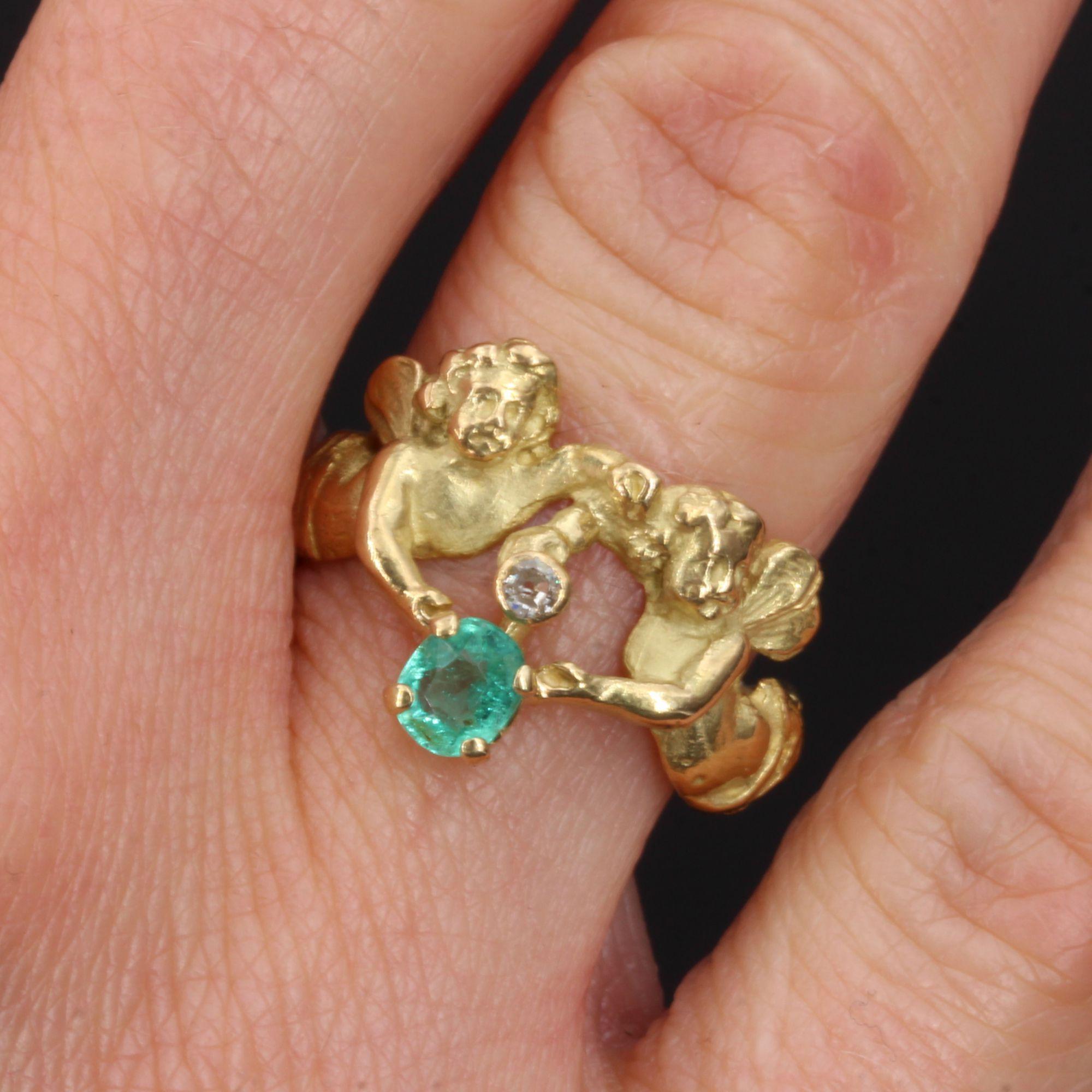 French 19th Century Emerald Diamond 18 Karat Yellow Gold Cherubs Ring In Good Condition In Poitiers, FR