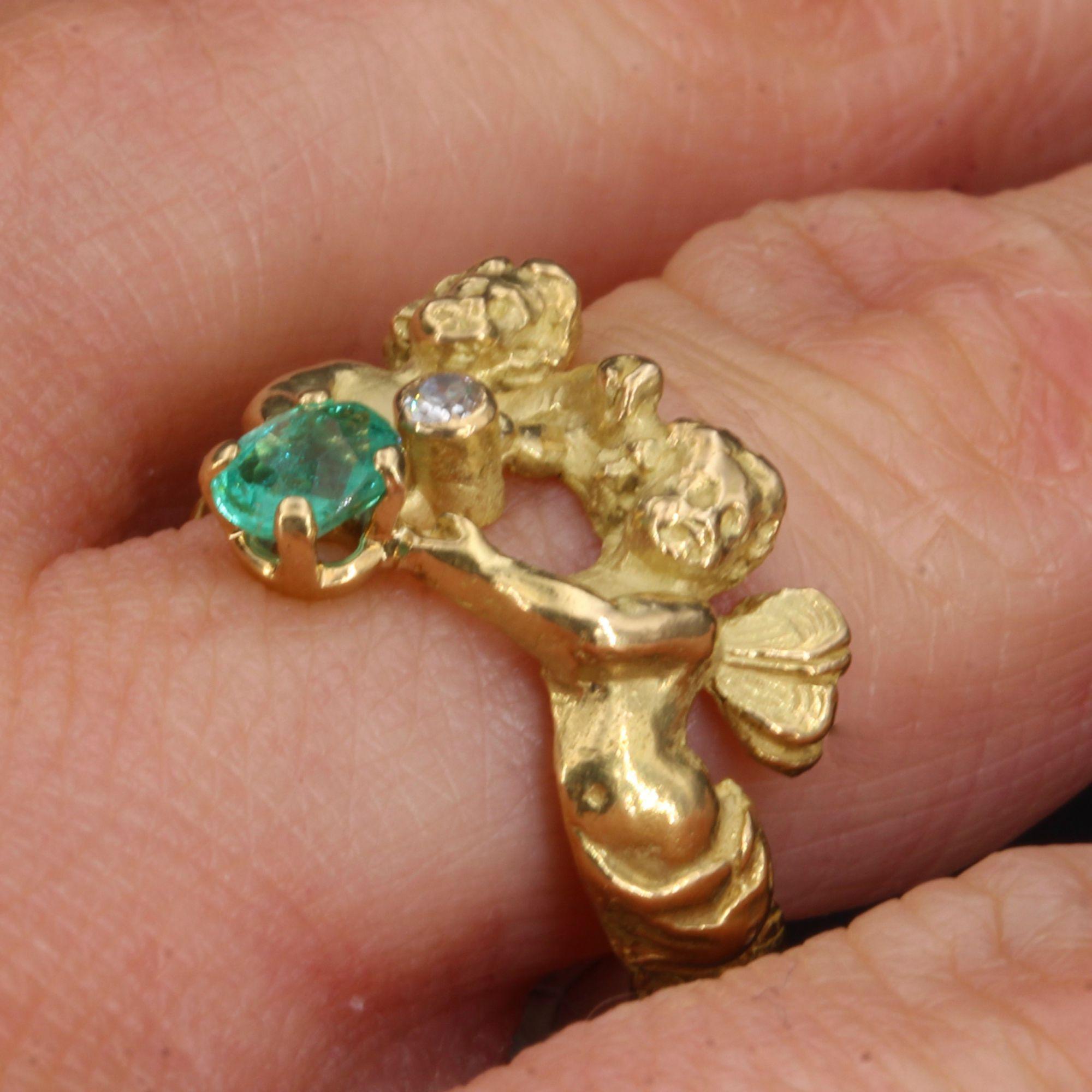 French 19th Century Emerald Diamond 18 Karat Yellow Gold Cherubs Ring 3