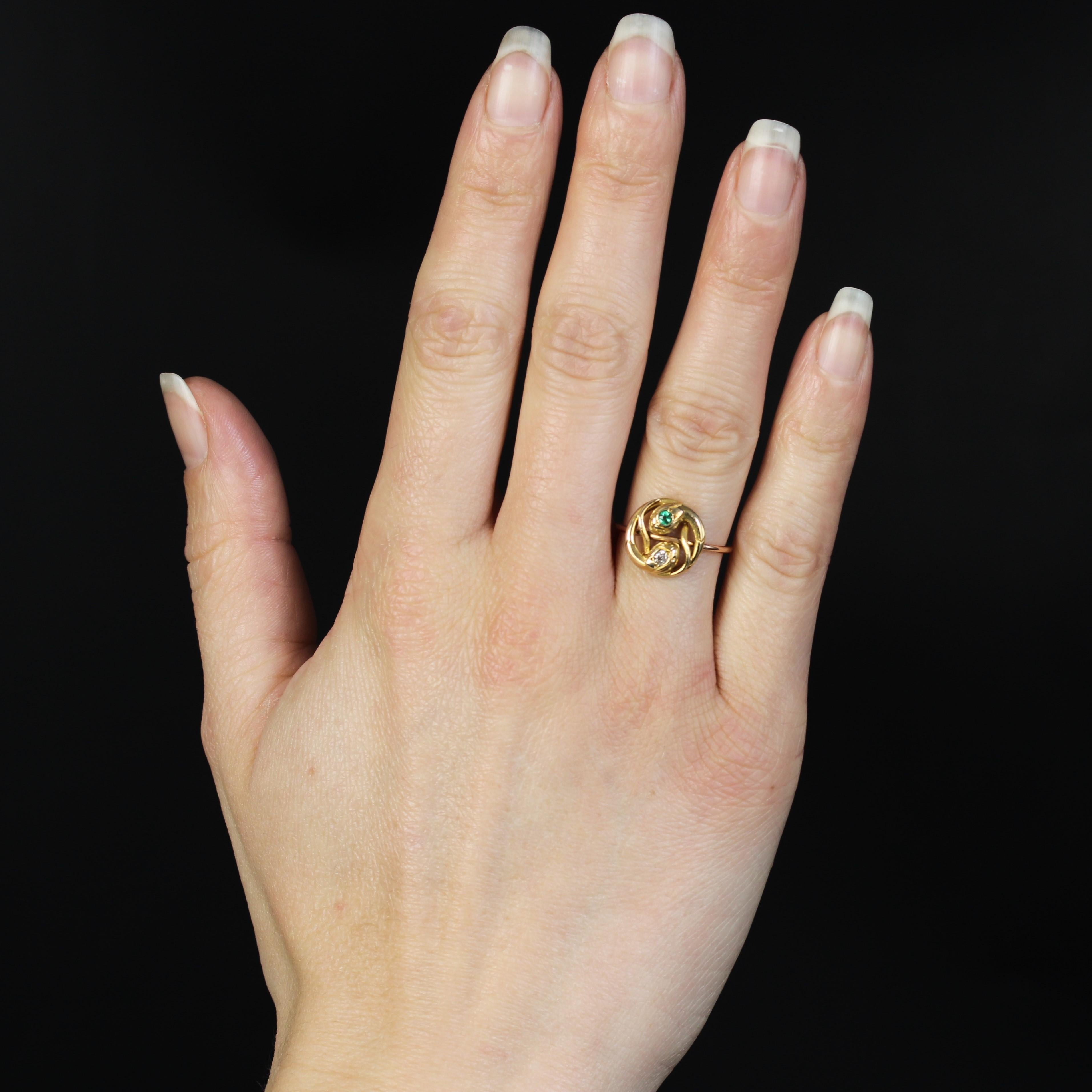 Ring in 18 karat rose and yellow gold, horse head hallmark.
This charming ring is set with 2 intertwined snakes, one with a round emerald and the other with an antique-cut brilliant-cut diamond. The ring is a round rose gold wire.
Height : 12 mm
