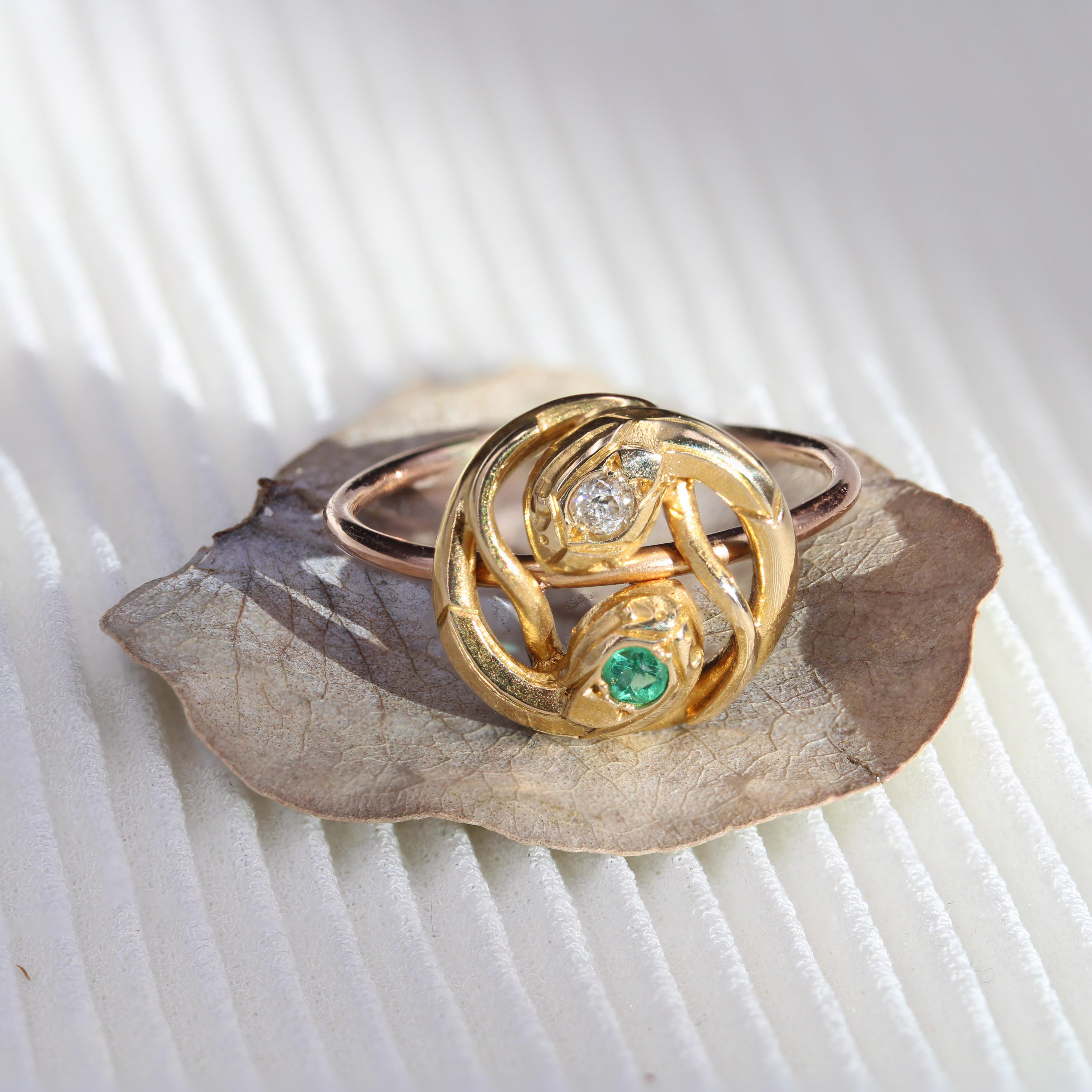 French 19th Century Emerald Diamond 18 Karat Yellow Rose Gold Snake Ring For Sale 2
