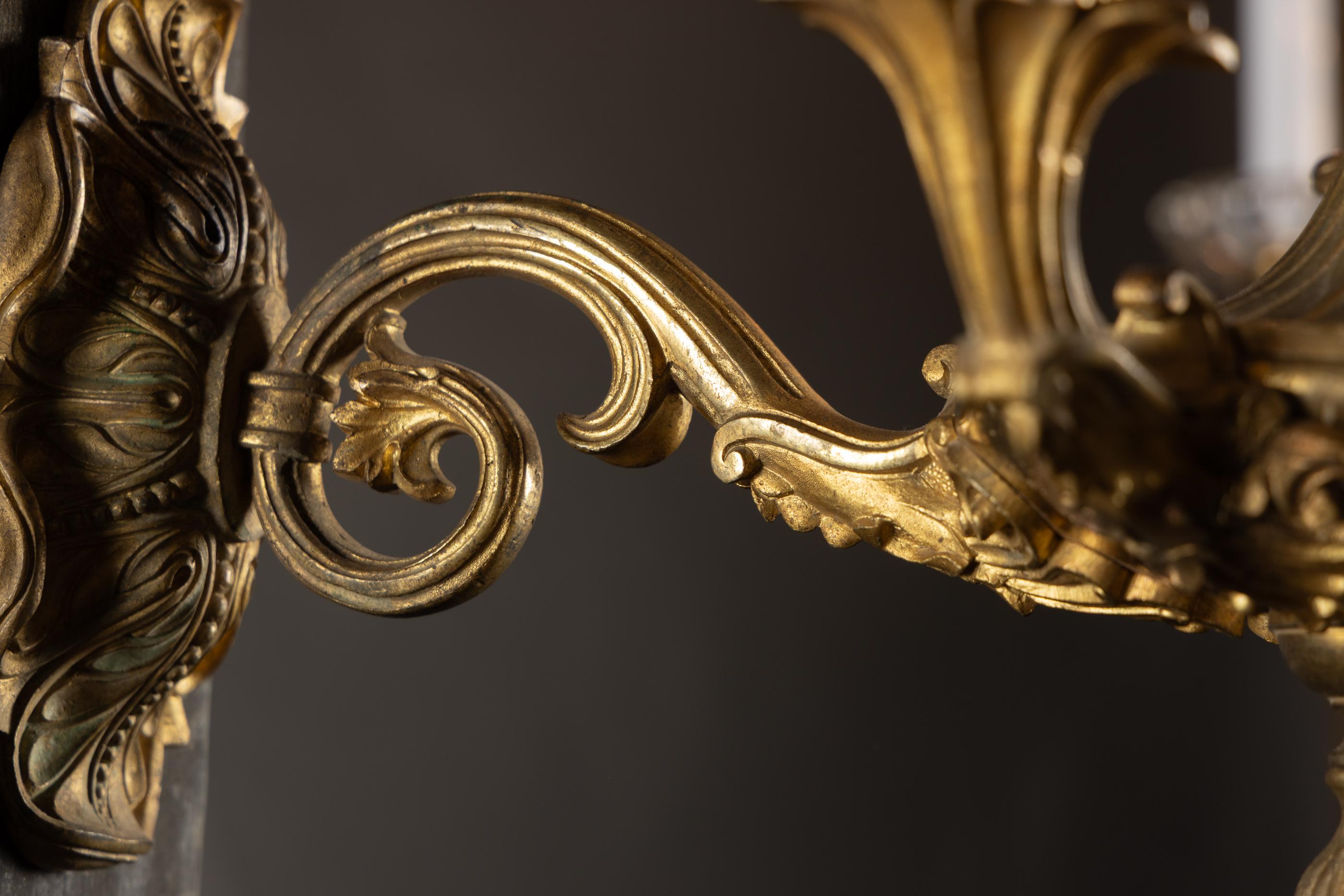 Français Applique simple en bronze d'Ore de style Empire du XIXe siècle en vente