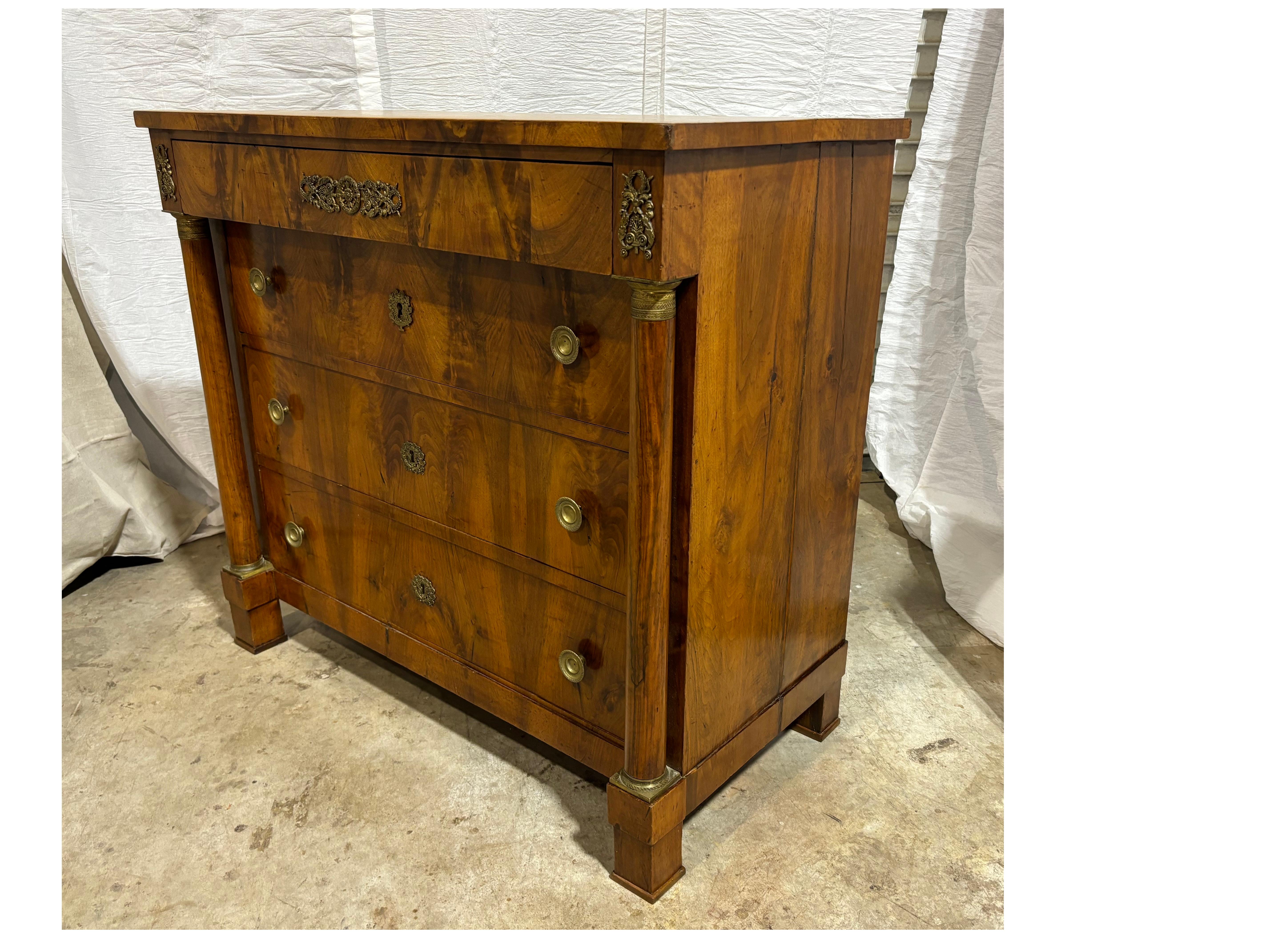 Noyer Commode Empire française du 19ème siècle