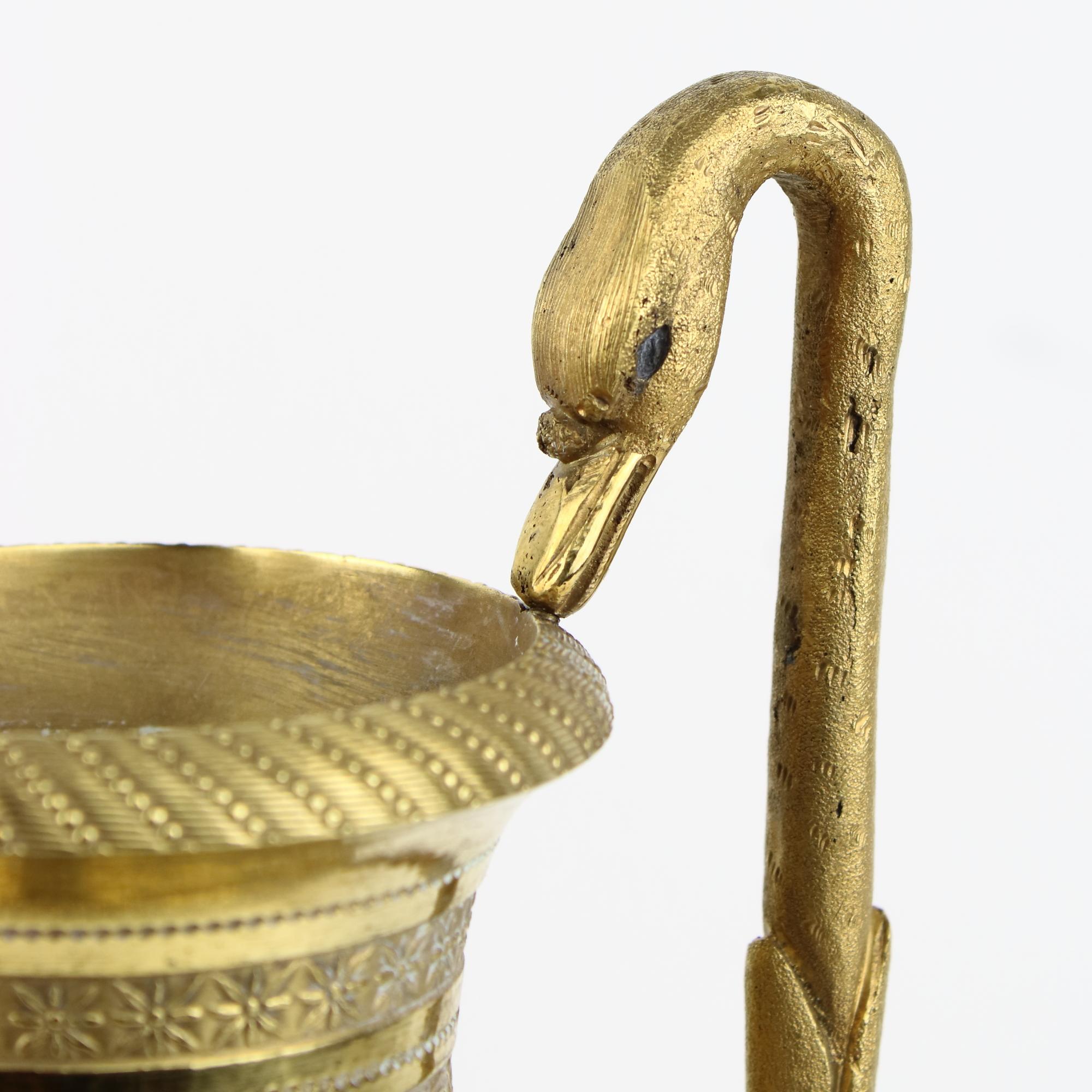 Französische Empire-Vase aus vergoldeter Bronze und geschliffenem Kristallglas des 19. im Angebot 6