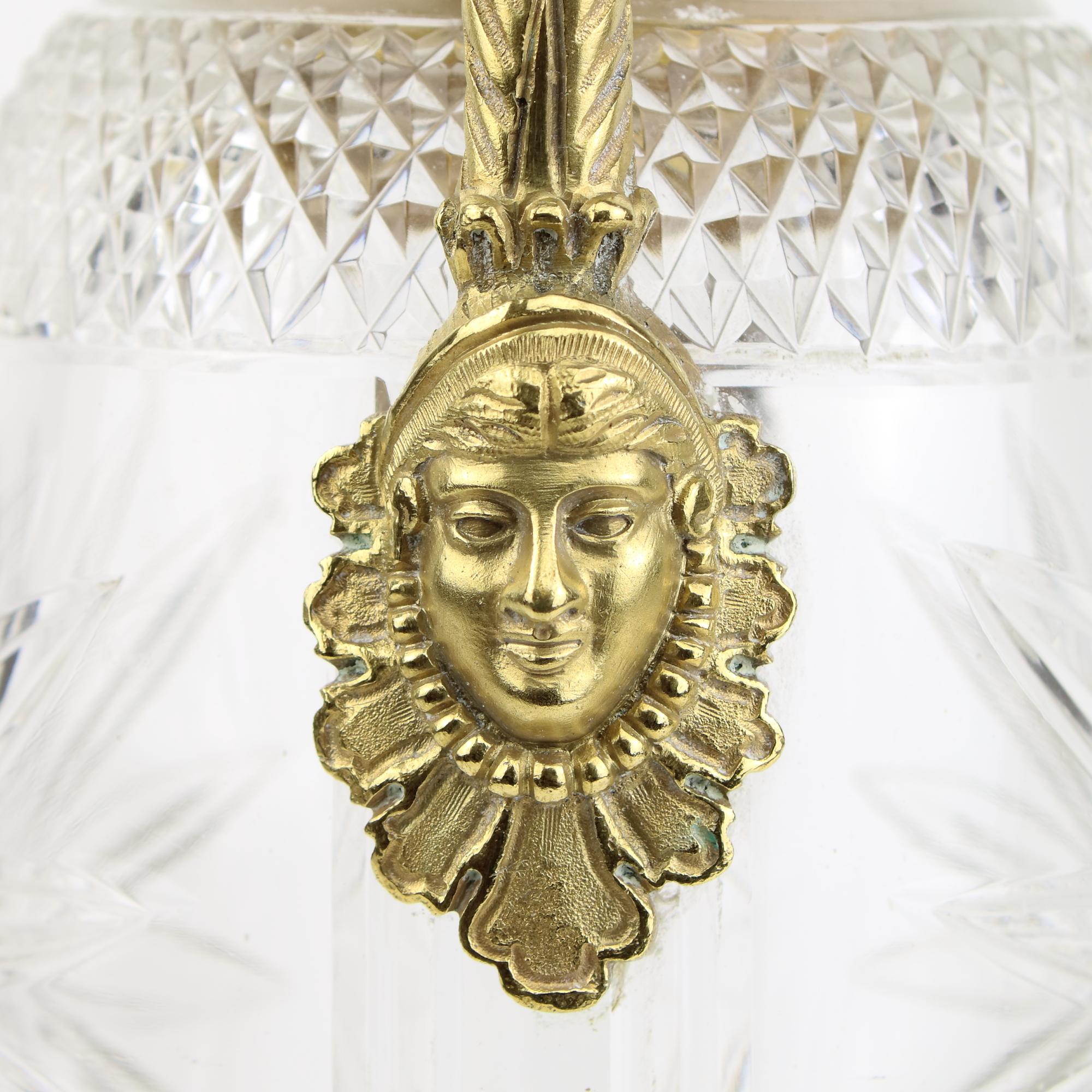 Französische Empire-Vase aus vergoldeter Bronze und geschliffenem Kristallglas des 19. im Angebot 7