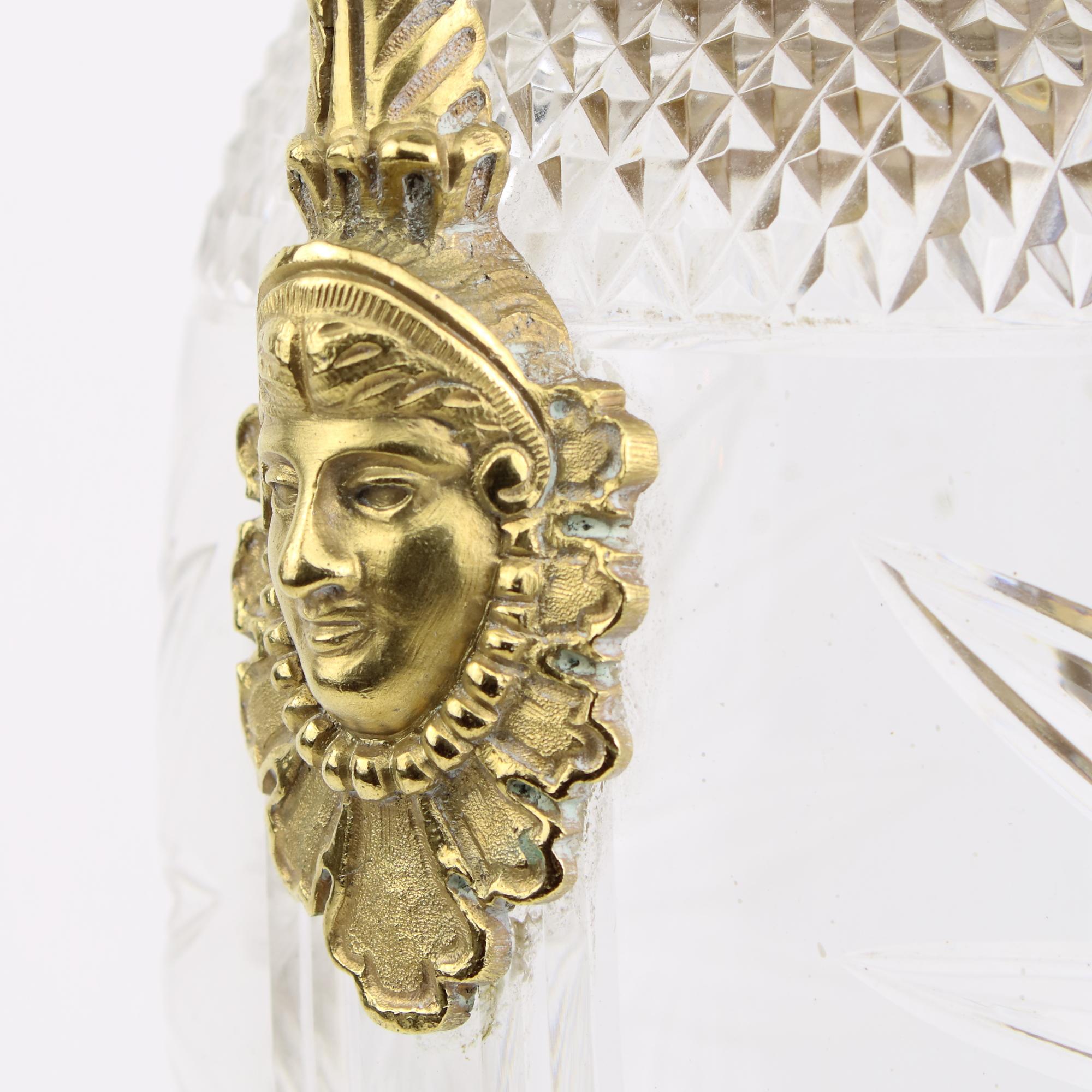 Französische Empire-Vase aus vergoldeter Bronze und geschliffenem Kristallglas des 19. im Angebot 8