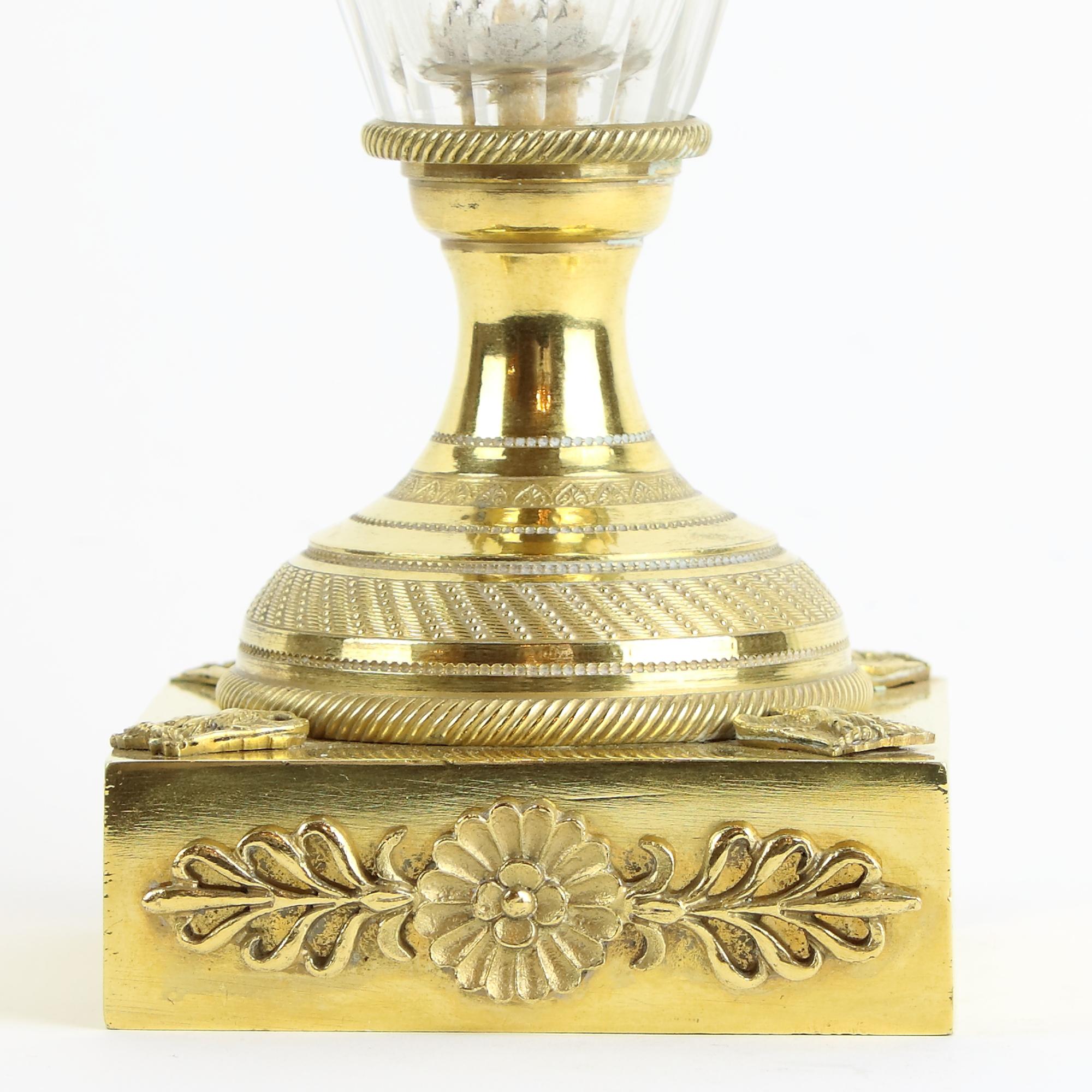 Französische Empire-Vase aus vergoldeter Bronze und geschliffenem Kristallglas des 19. im Angebot 10