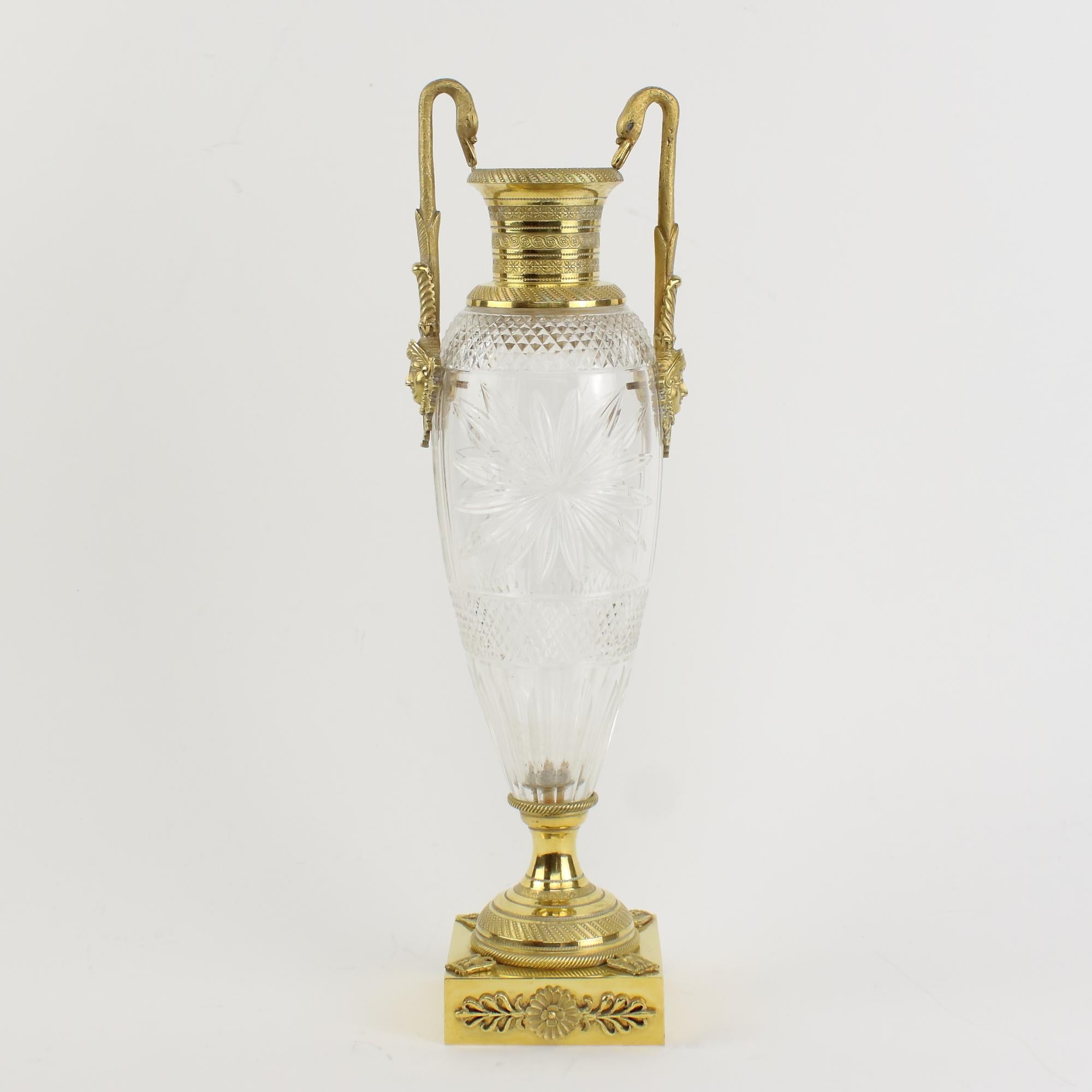 XIXe siècle Vase d'amphore Empire du 19ème siècle en bronze doré et verre de cristal taillé en vente