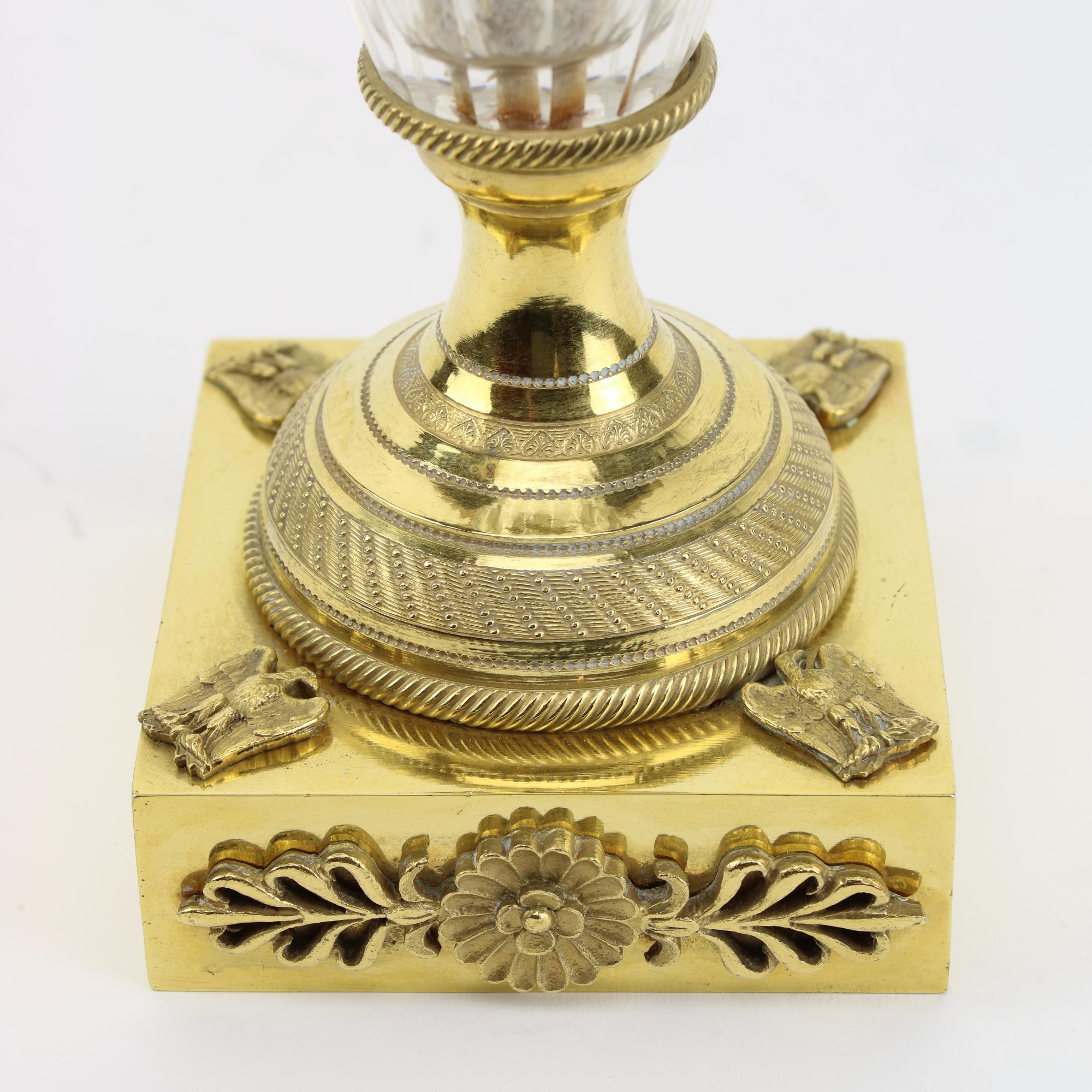 Französische Empire-Vase aus vergoldeter Bronze und geschliffenem Kristallglas des 19. im Angebot 2