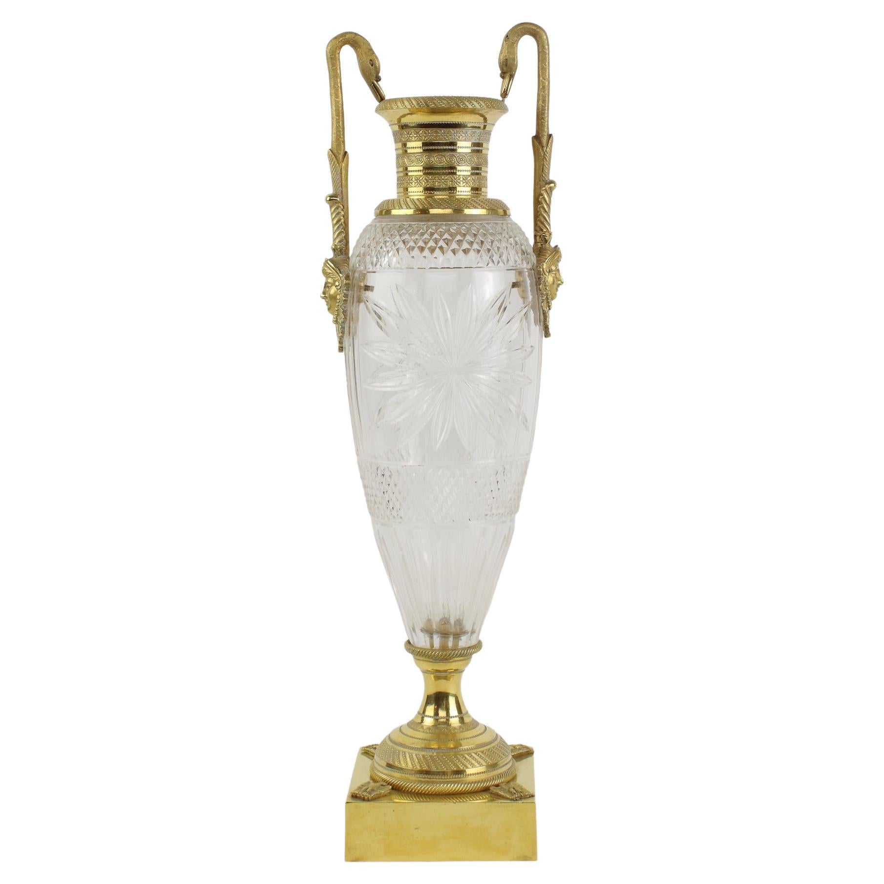 Vase d'amphore Empire du 19ème siècle en bronze doré et verre de cristal taillé