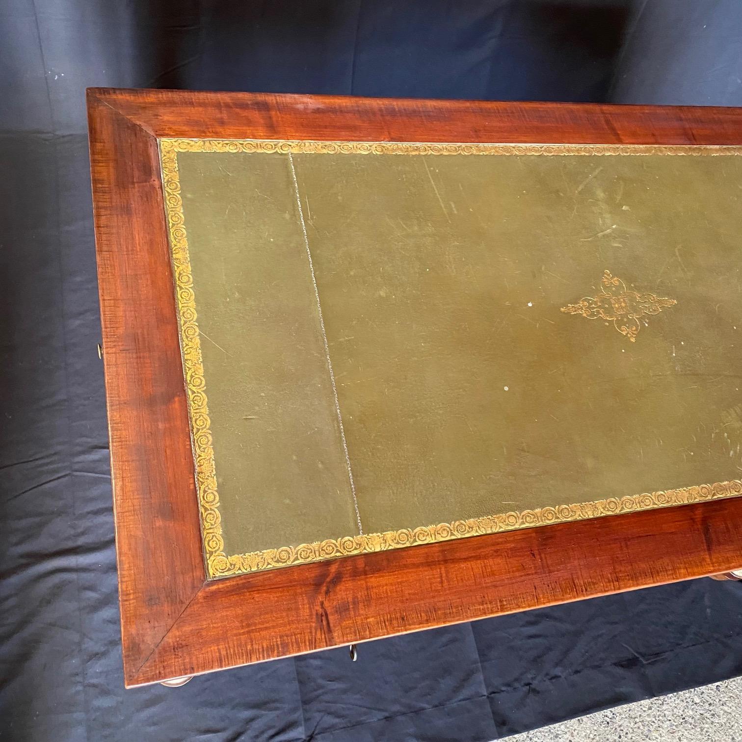 Französischer Empire-Mahagoni-Schreibtisch des 19. Jahrhunderts mit geprägter Lederplatte im Angebot 10
