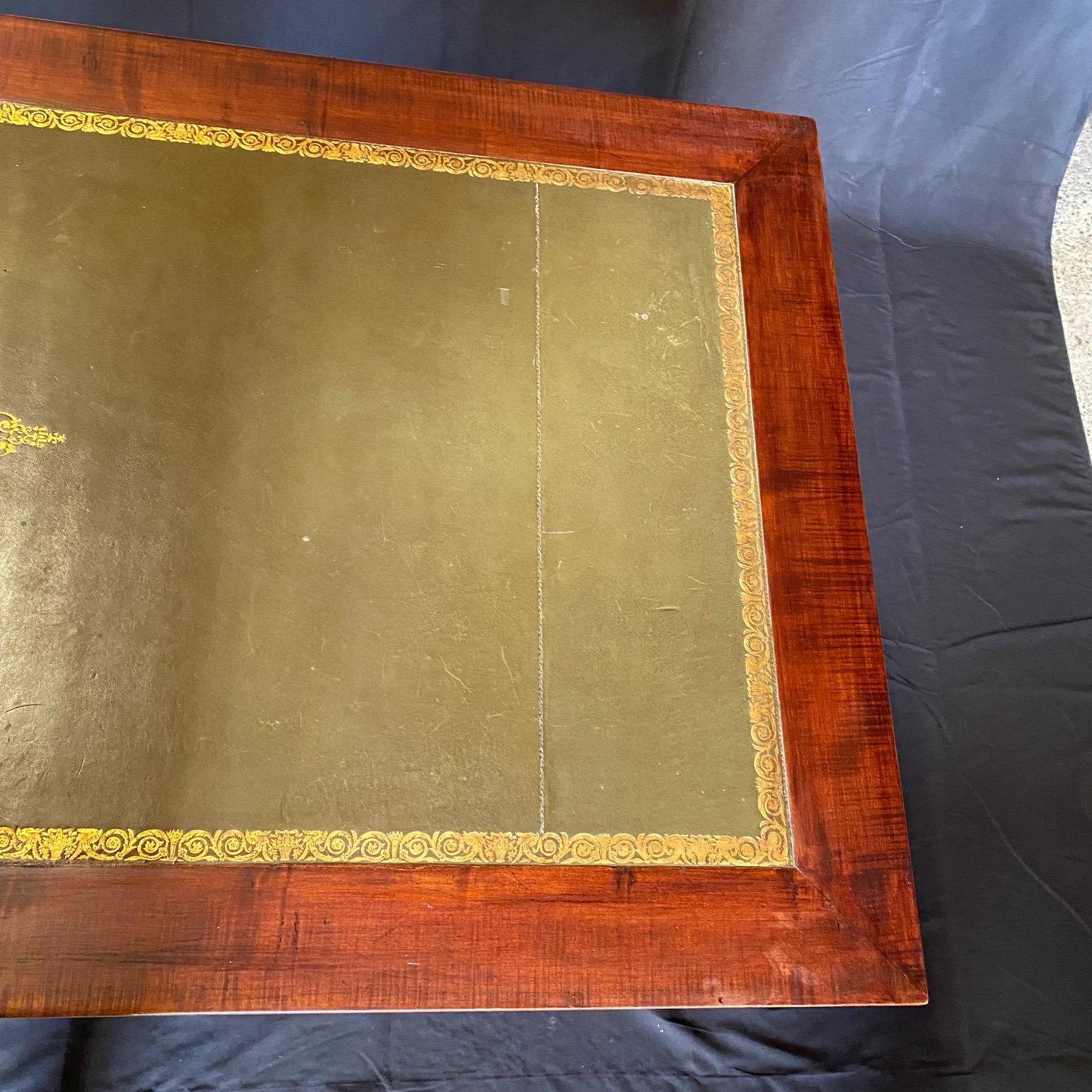 Französischer Empire-Mahagoni-Schreibtisch des 19. Jahrhunderts mit geprägter Lederplatte im Angebot 1