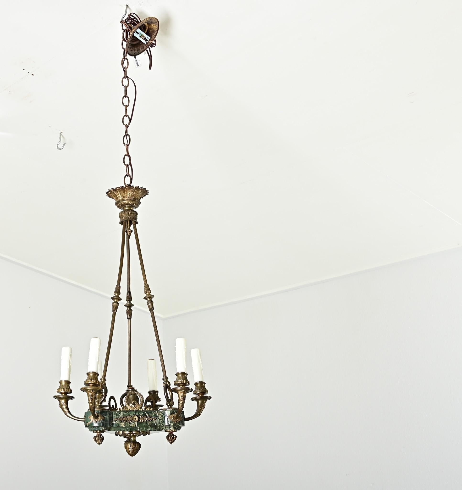 Lampadario impero francese del XIX secolo in marmo e bronzo dorato 3