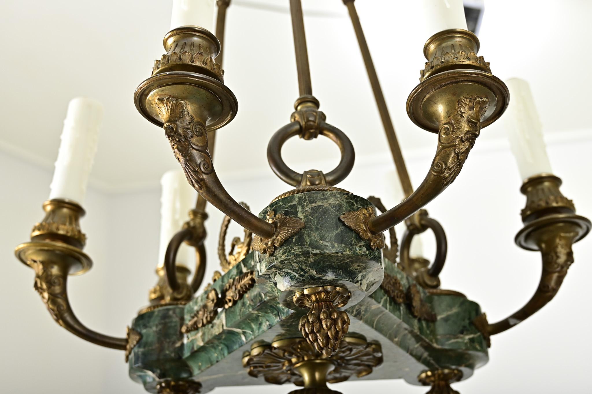 Lampadario impero francese del XIX secolo in marmo e bronzo dorato 4