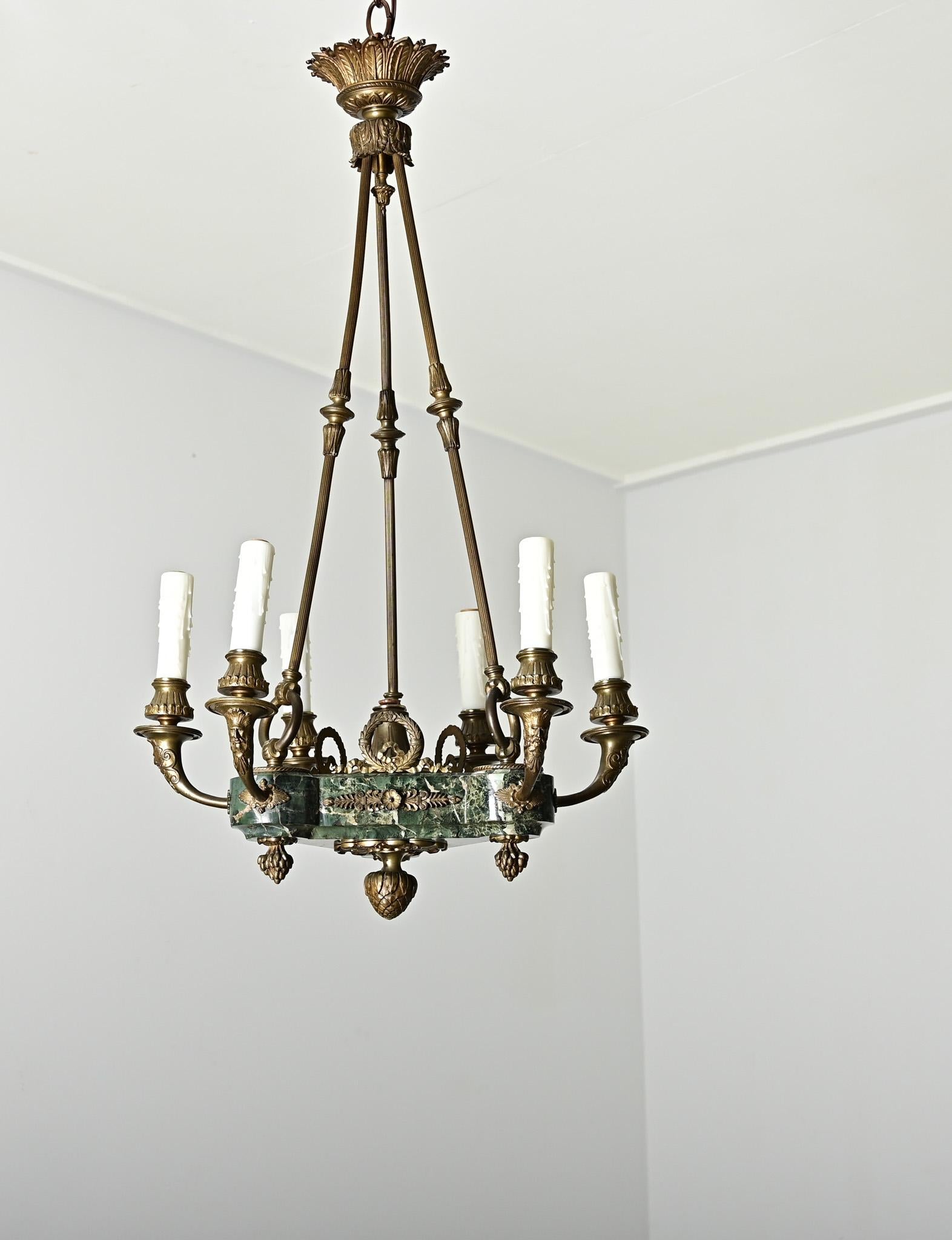 Stile impero Lampadario impero francese del XIX secolo in marmo e bronzo dorato