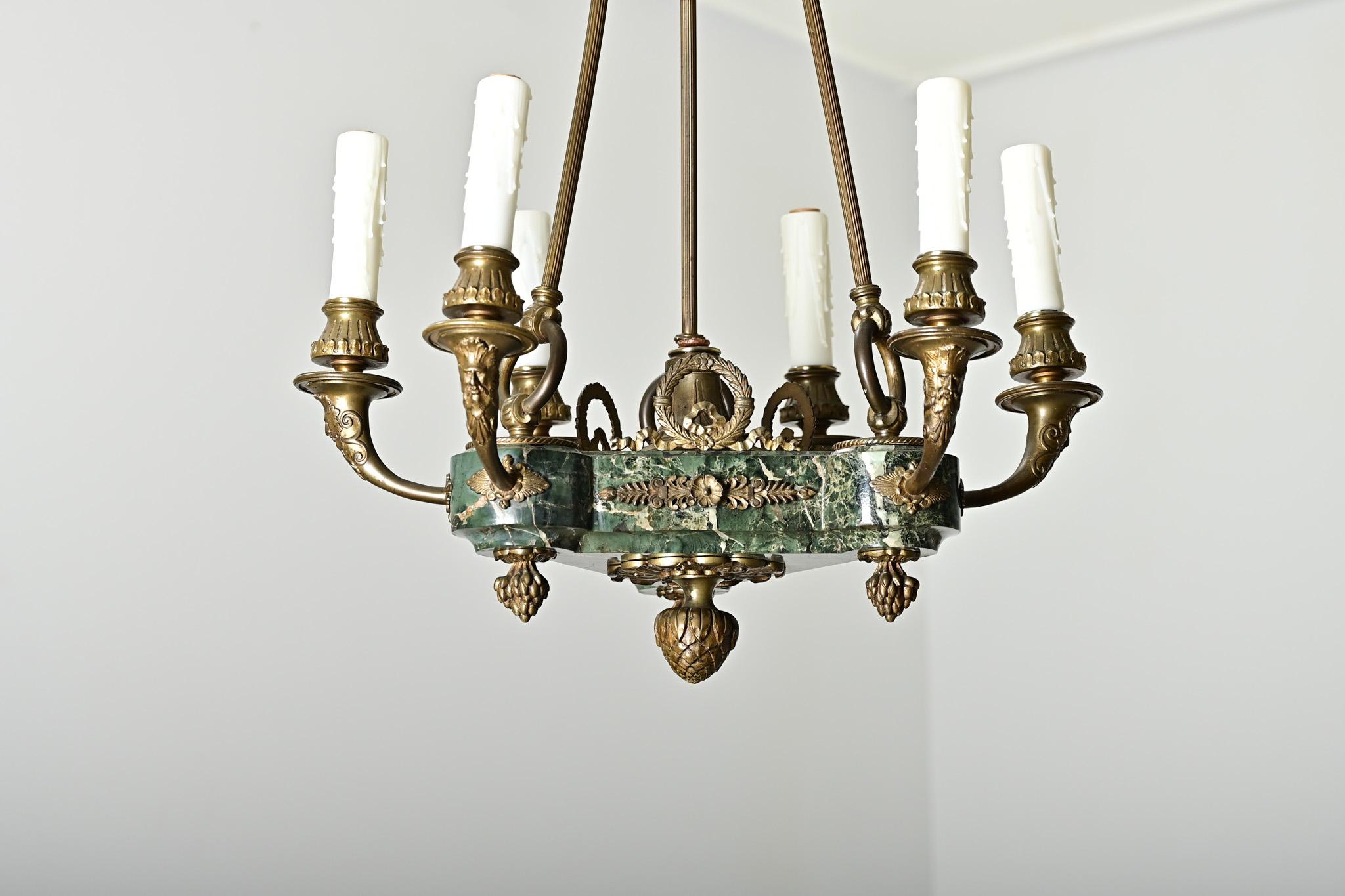 Francese Lampadario impero francese del XIX secolo in marmo e bronzo dorato