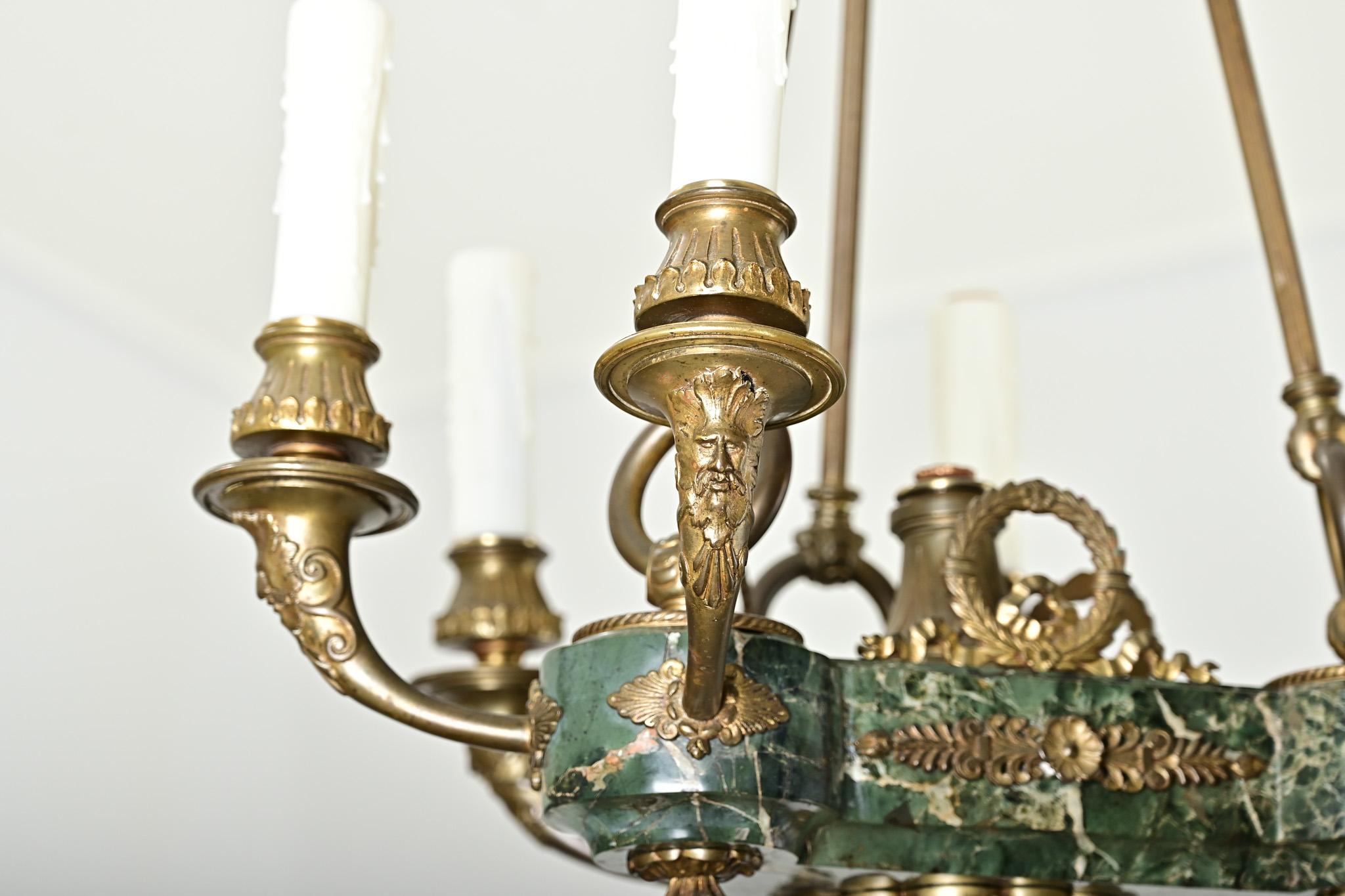 Intagliato Lampadario impero francese del XIX secolo in marmo e bronzo dorato