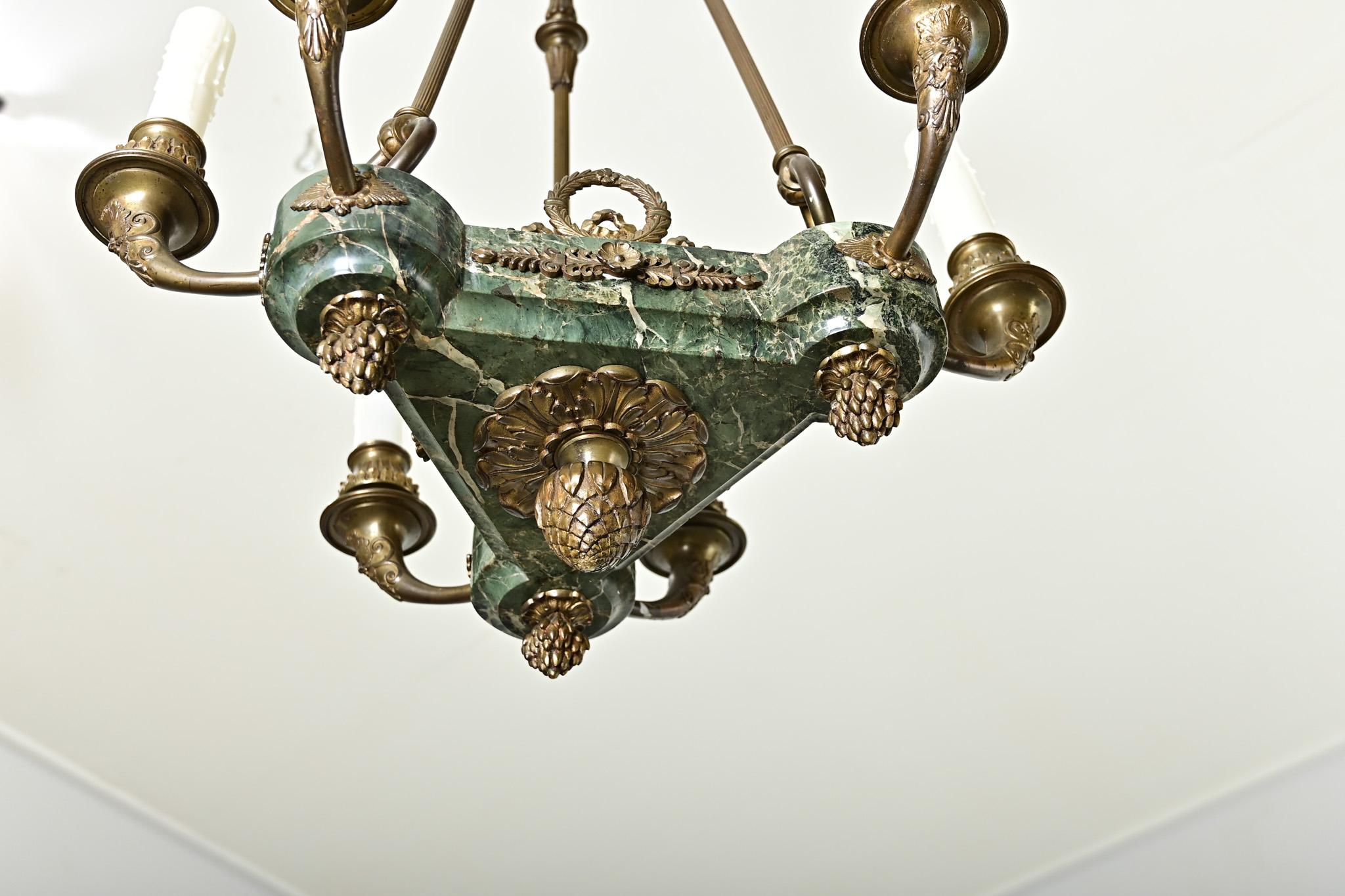 Lampadario impero francese del XIX secolo in marmo e bronzo dorato In condizioni buone a Baton Rouge, LA