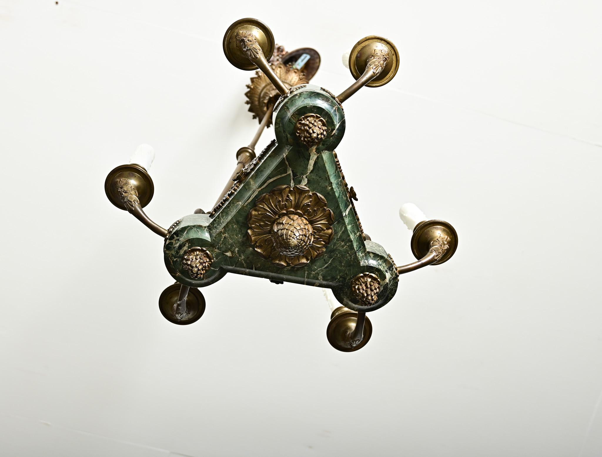 Bronzo Lampadario impero francese del XIX secolo in marmo e bronzo dorato