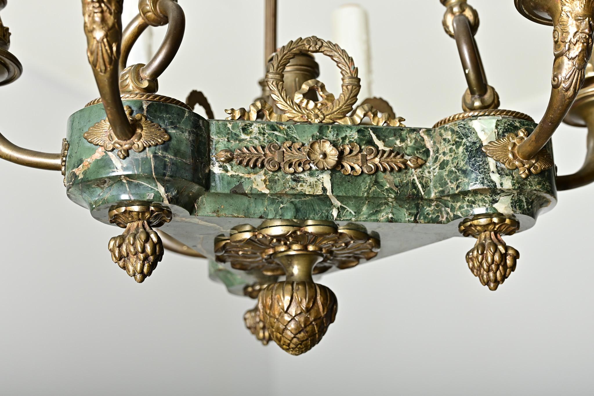 Lampadario impero francese del XIX secolo in marmo e bronzo dorato 1