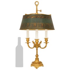 Lampe Empire/néo-classique française du 19e siècle. Lampe en bronze doré et tole