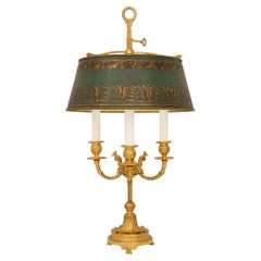 Lampe Empire/néo-classique française du 19e siècle. Lampe en bronze doré et tole