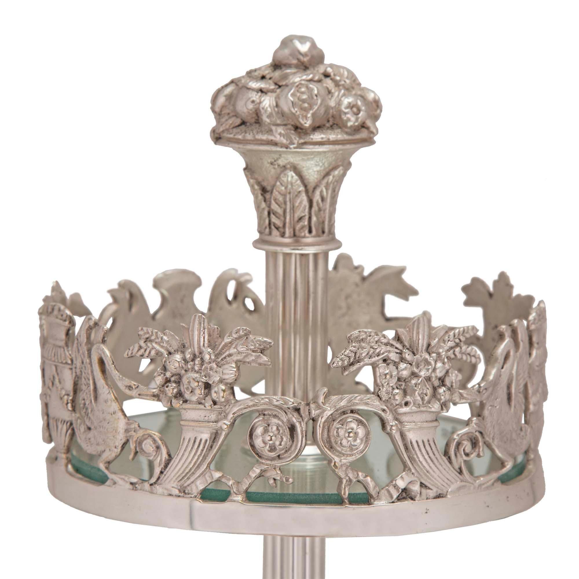 Französische Dreistöckige Platea aus versilberter Bronze im neoklassischen Empire-Stil des 19. Jahrhunderts (Versilbert) im Angebot