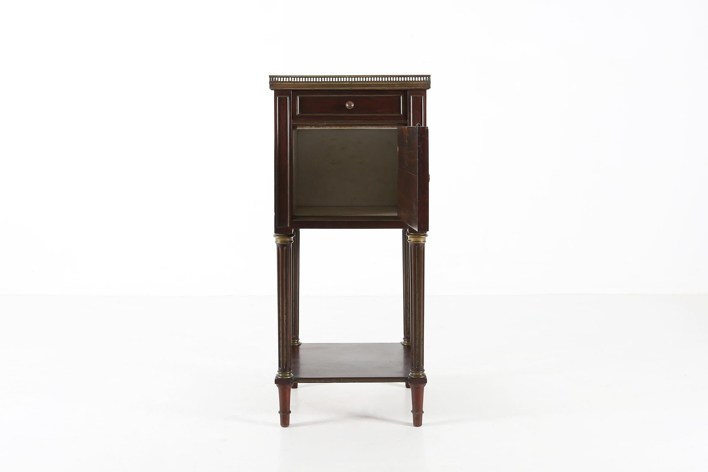 France / 1950 / nightstand / wood, marble / Empire / Neo-Classical

A mid 19th century Empire Nightstand in wood with bronze frieze and decorative details and a white marble top. The cabinet has a compartiment behind a door and a drawer under the