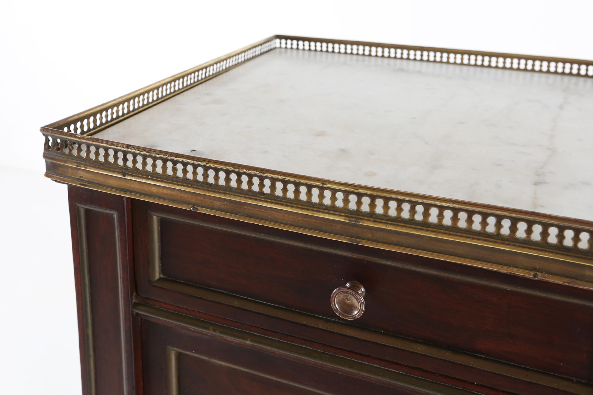 Carved French 19th century Empire nightstand in wood with marble top For Sale