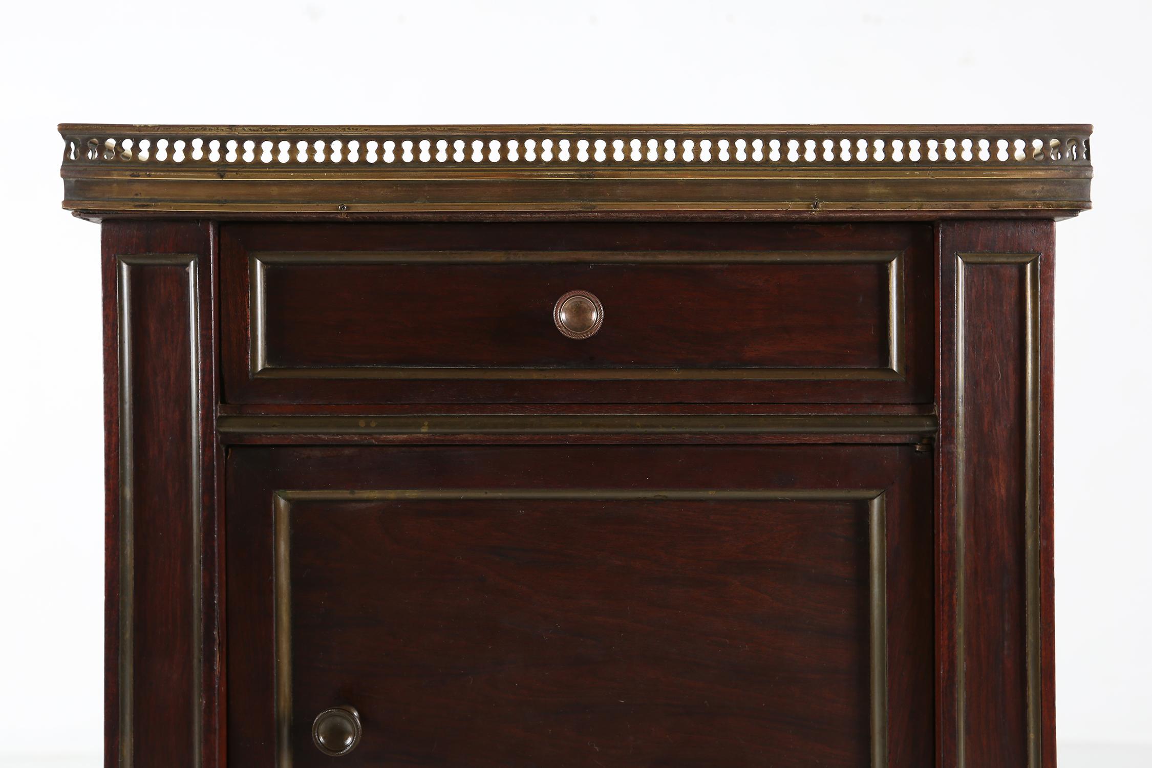 French 19th century Empire nightstand in wood with marble top In Good Condition For Sale In Meulebeke, BE