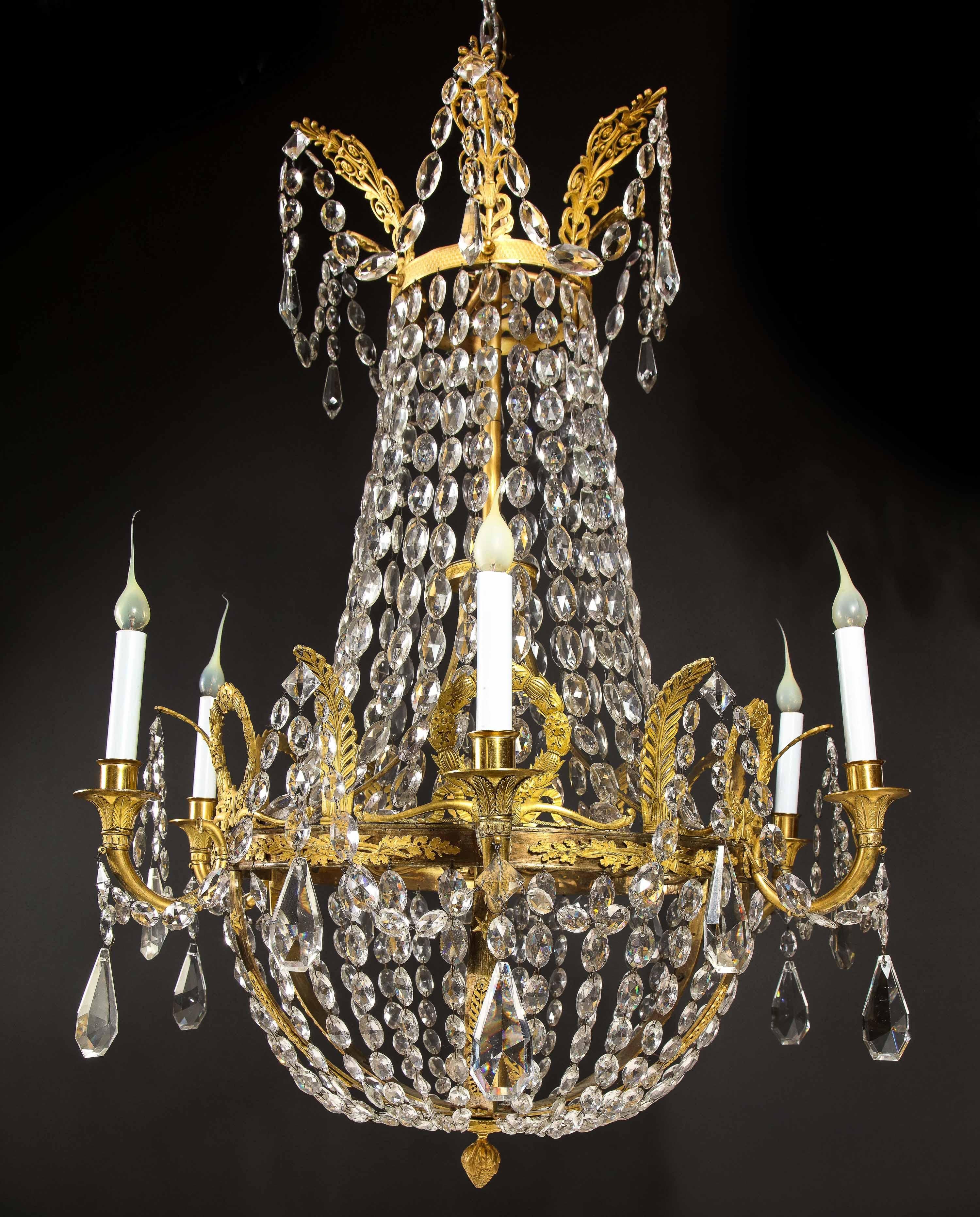 Dorato Lampadario Impero francese del XIX secolo in ormolu e cristallo in vendita