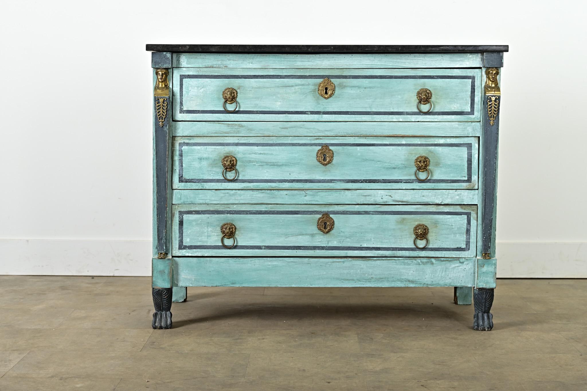 Un mobile a tre cassetti in stile Impero francese del XIX secolo con il piano in marmo originale. Un aggiornamento artistico più recente con una finitura dipinta di blu caraibico completa gli accenti in bronzo dorato. La superficie superiore della