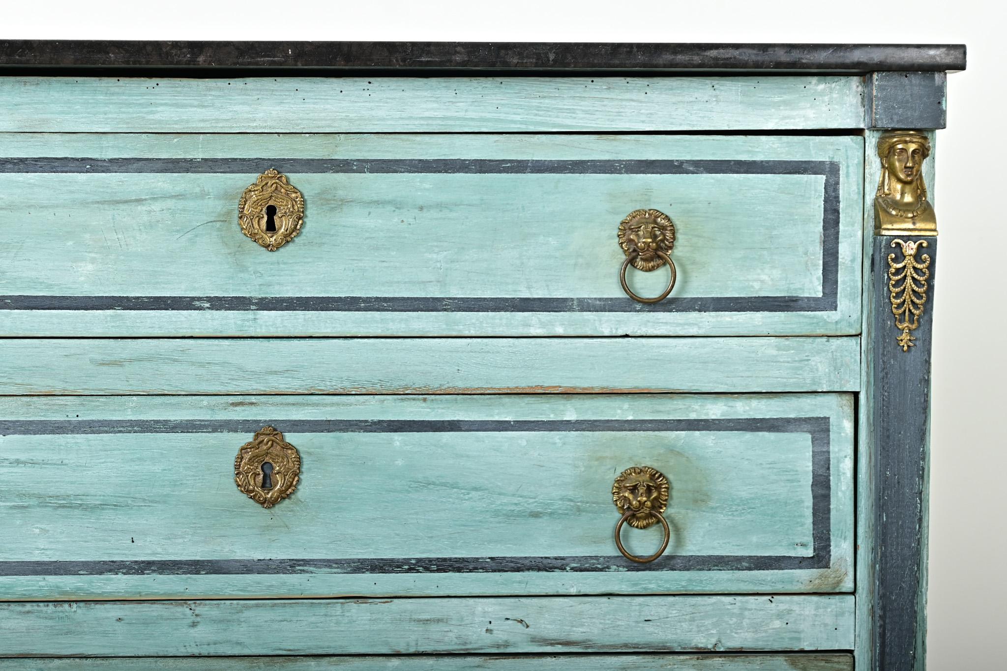 Francese Commode francese dipinta in stile impero del XIX secolo in vendita