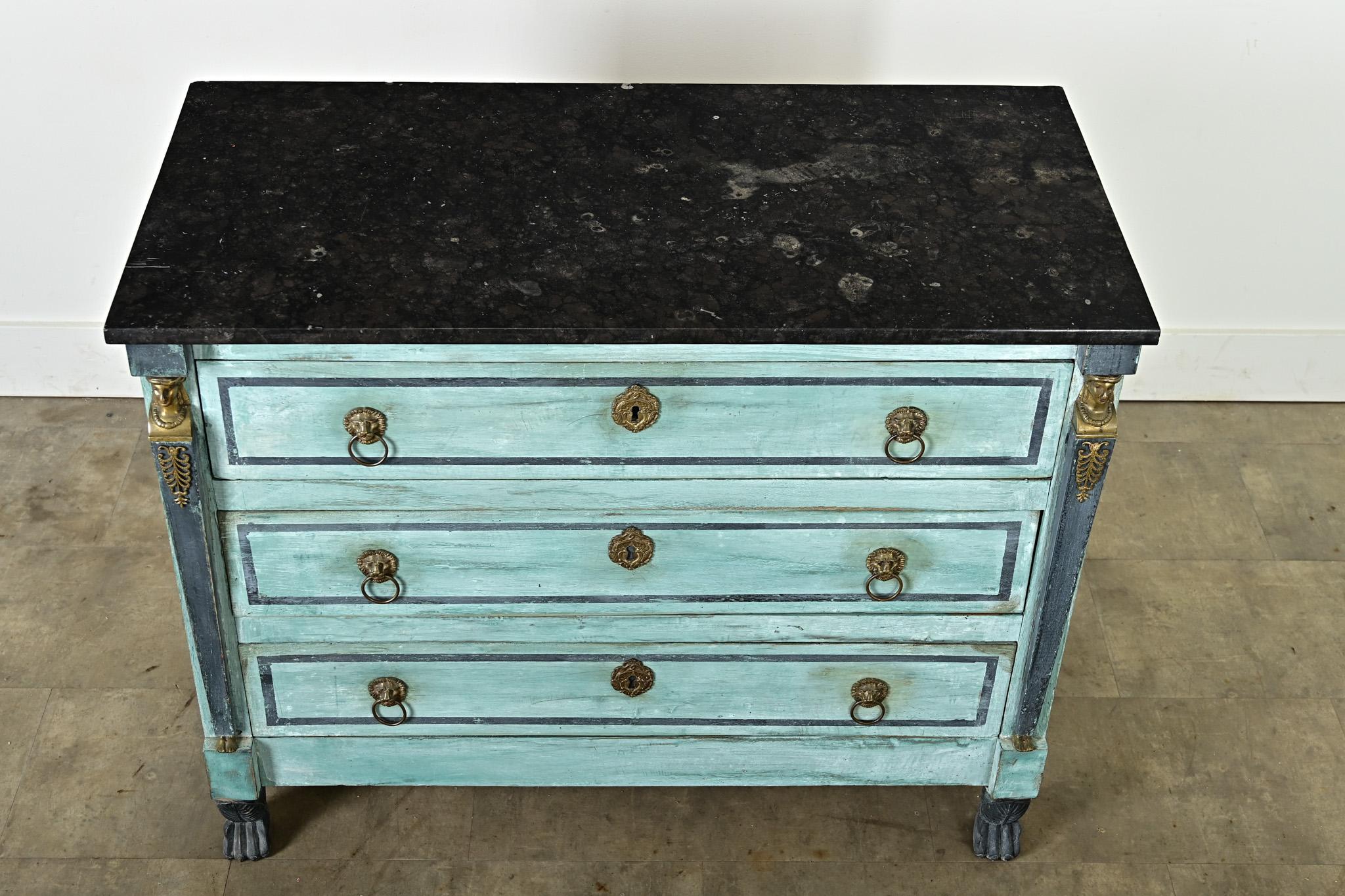 Intagliato Commode francese dipinta in stile impero del XIX secolo in vendita