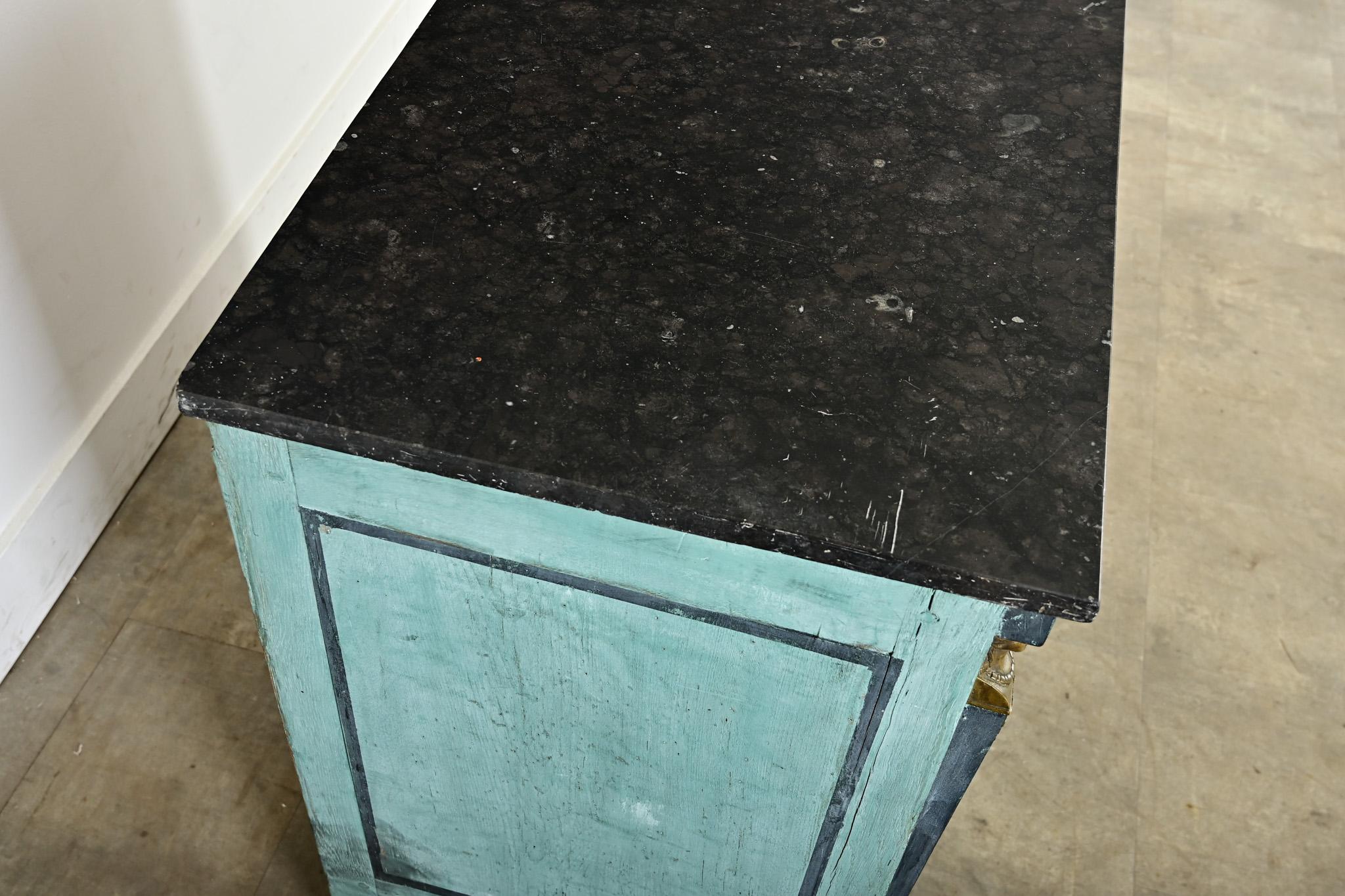 Commode francese dipinta in stile impero del XIX secolo in vendita 1