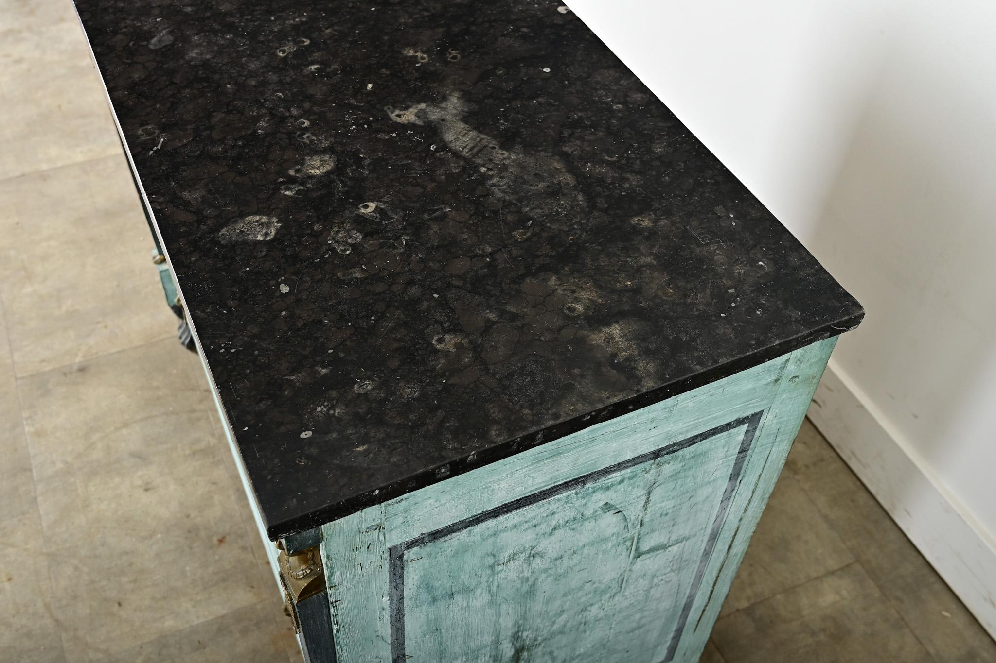 Commode francese dipinta in stile impero del XIX secolo in vendita 2