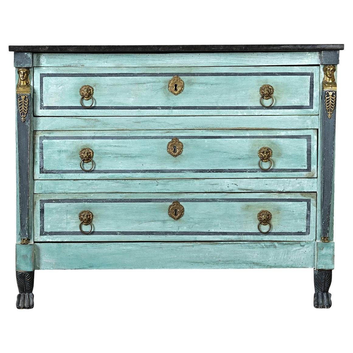 Commode francese dipinta in stile impero del XIX secolo